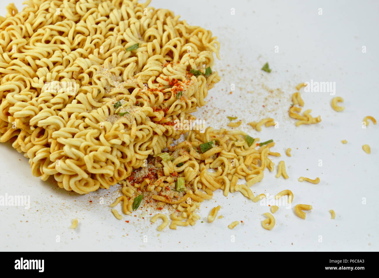 La tagliatella su sfondo bianco Foto Stock