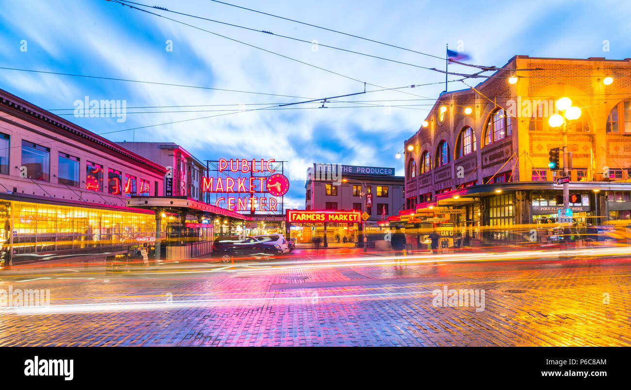 Seattle, Washington, Stati Uniti d'America. 02/06/17: Il Mercato di Pike Place con la riflessione sul terreno di notte.. Foto Stock