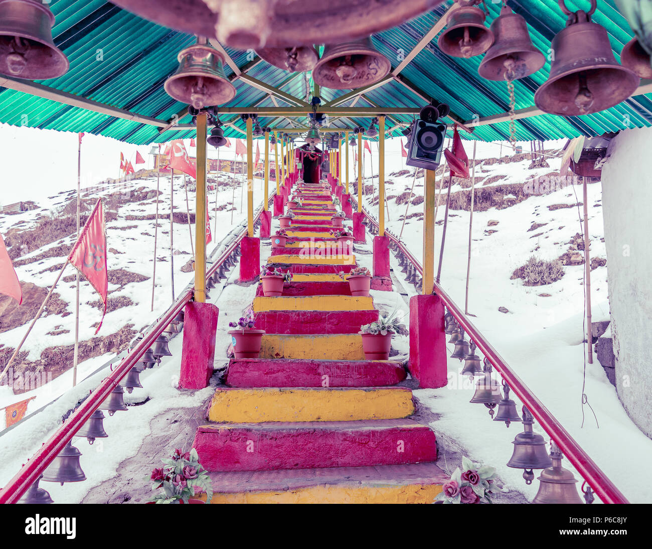 Scale di vecchi Baba Mandir o Adi Baba Mandir dove in cima scritto in Hindi ' Harbhajan Baba ki jai' . Foto Stock