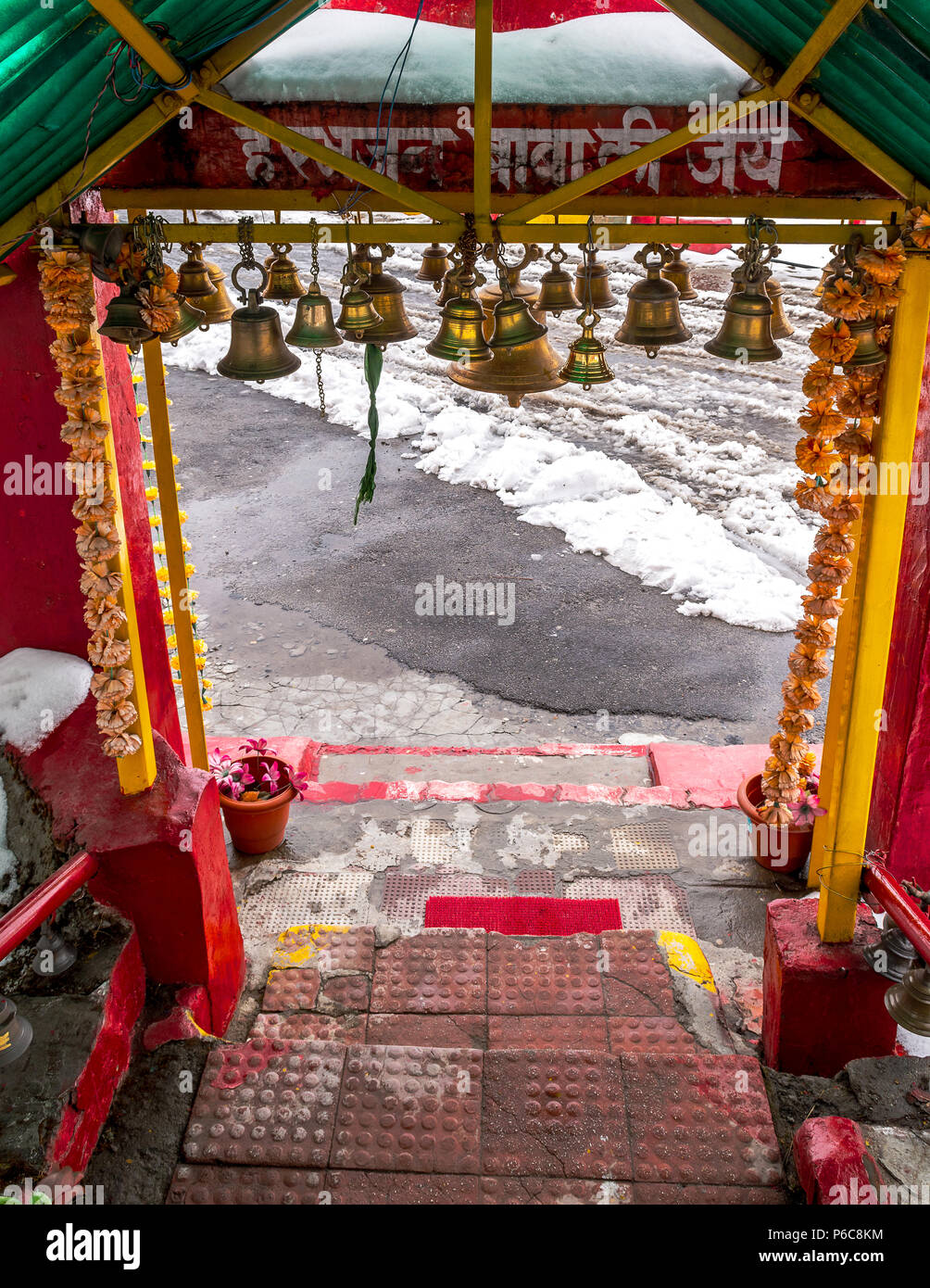 Scale di vecchi Baba Mandir o Adi Baba Mandir dove in cima scritto in Hindi ' Harbhajan Baba ki jai' . Foto Stock
