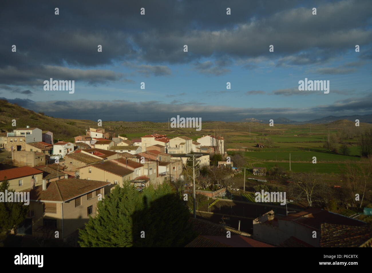 Visualizzazioni di La Rioja Terme Village e i suoi bellissimi prati Riojan con una spettacolare cielo dalla parte superiore del forte torre di Sunrise. Architettura, Histor Foto Stock