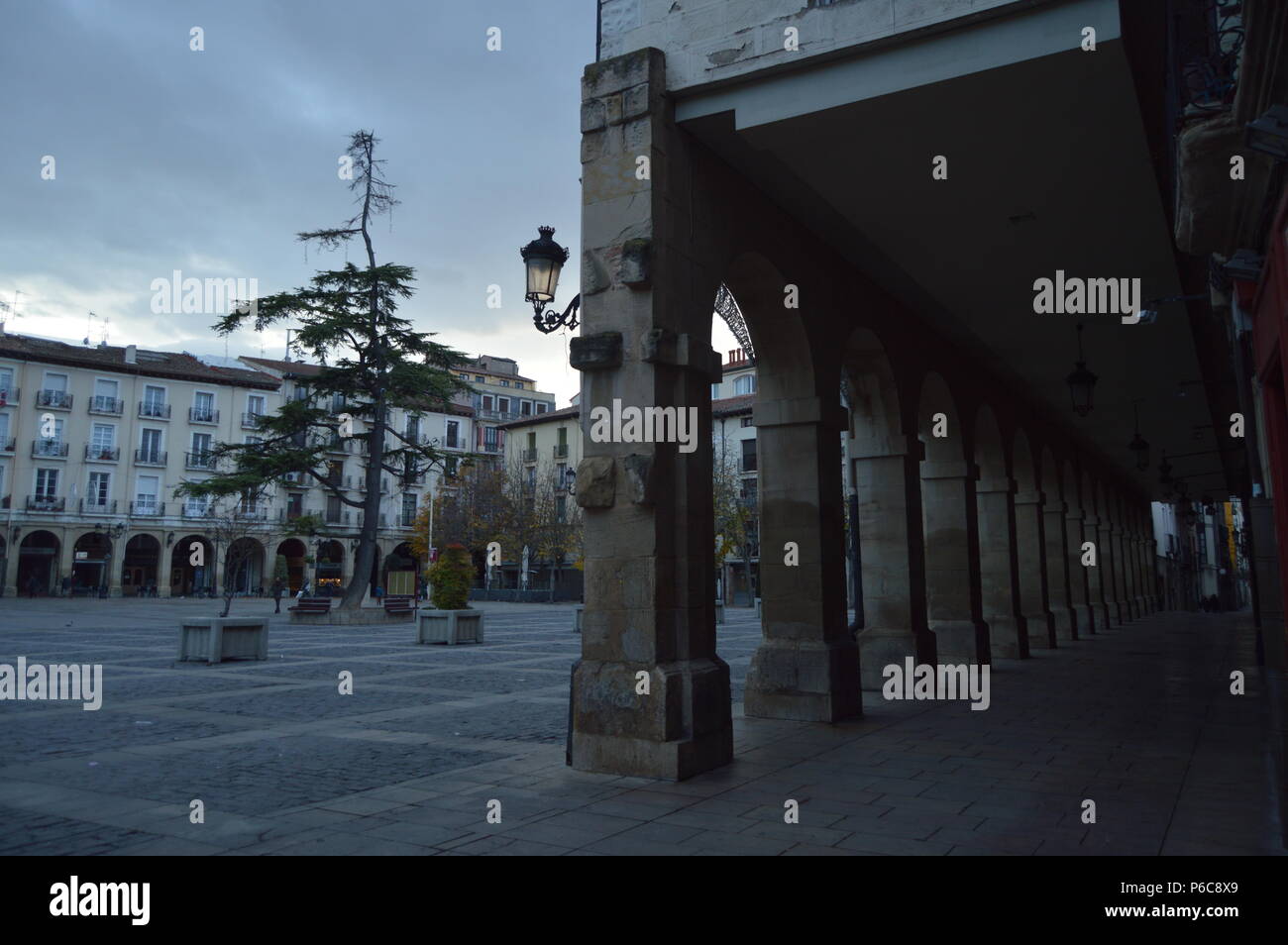 Marketplace con Soportals arcuata a Logroño. Architettura, Storia, arte, viaggi. Dicembre 27, 2015. Logrono. La Rioja. Spagna. Foto Stock