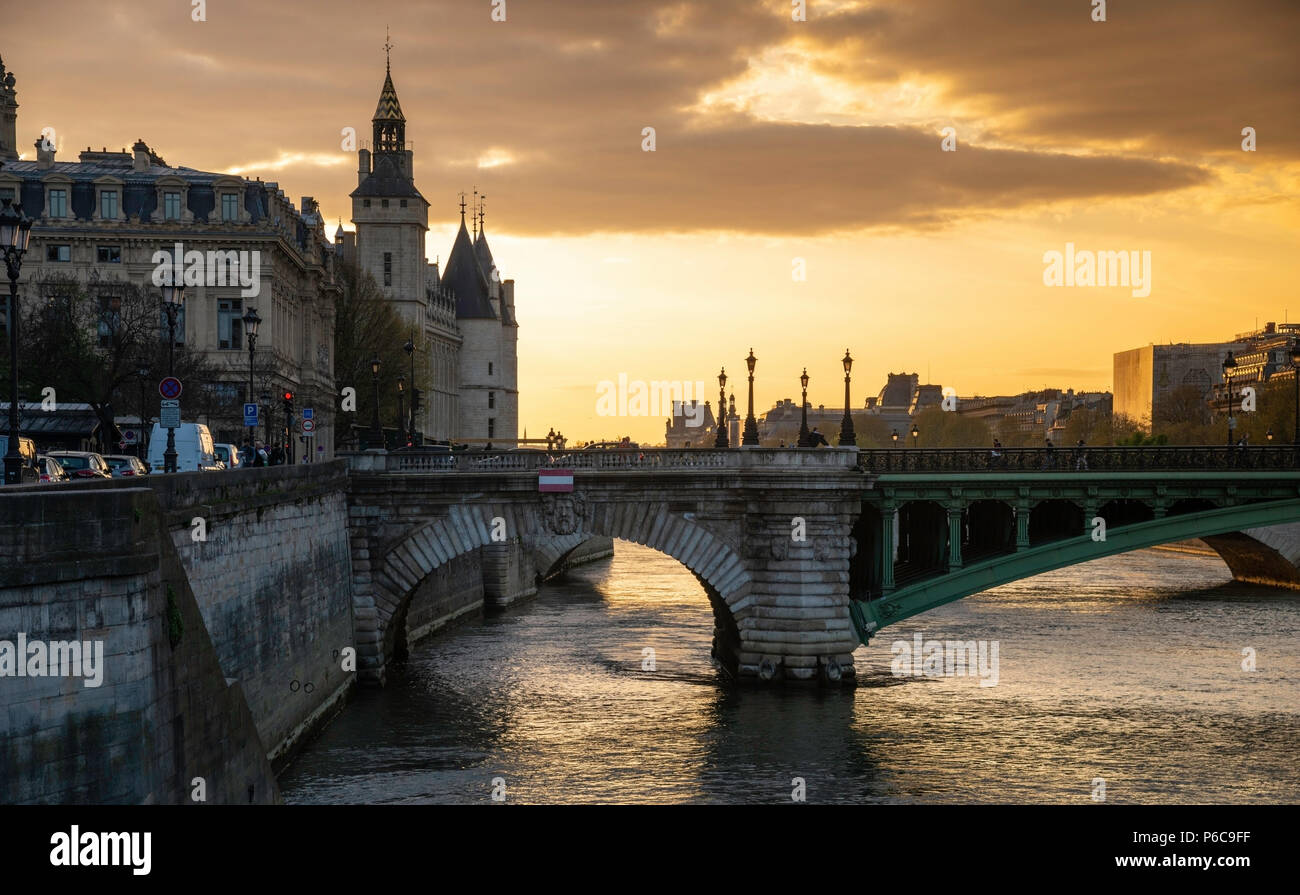 Crepuscolo, prima serata la scena di Notre Dame ponte sopra il fiume Senna nella sezione vecchia di Parigi, in Francia e in vista della Conciergerie. Foto Stock