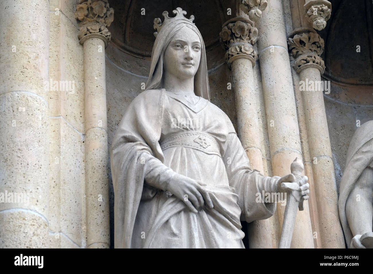 Statua di Santa Caterina di Alessandria sul portale della cattedrale dedicata all Assunzione di Maria in Zagreb Foto Stock