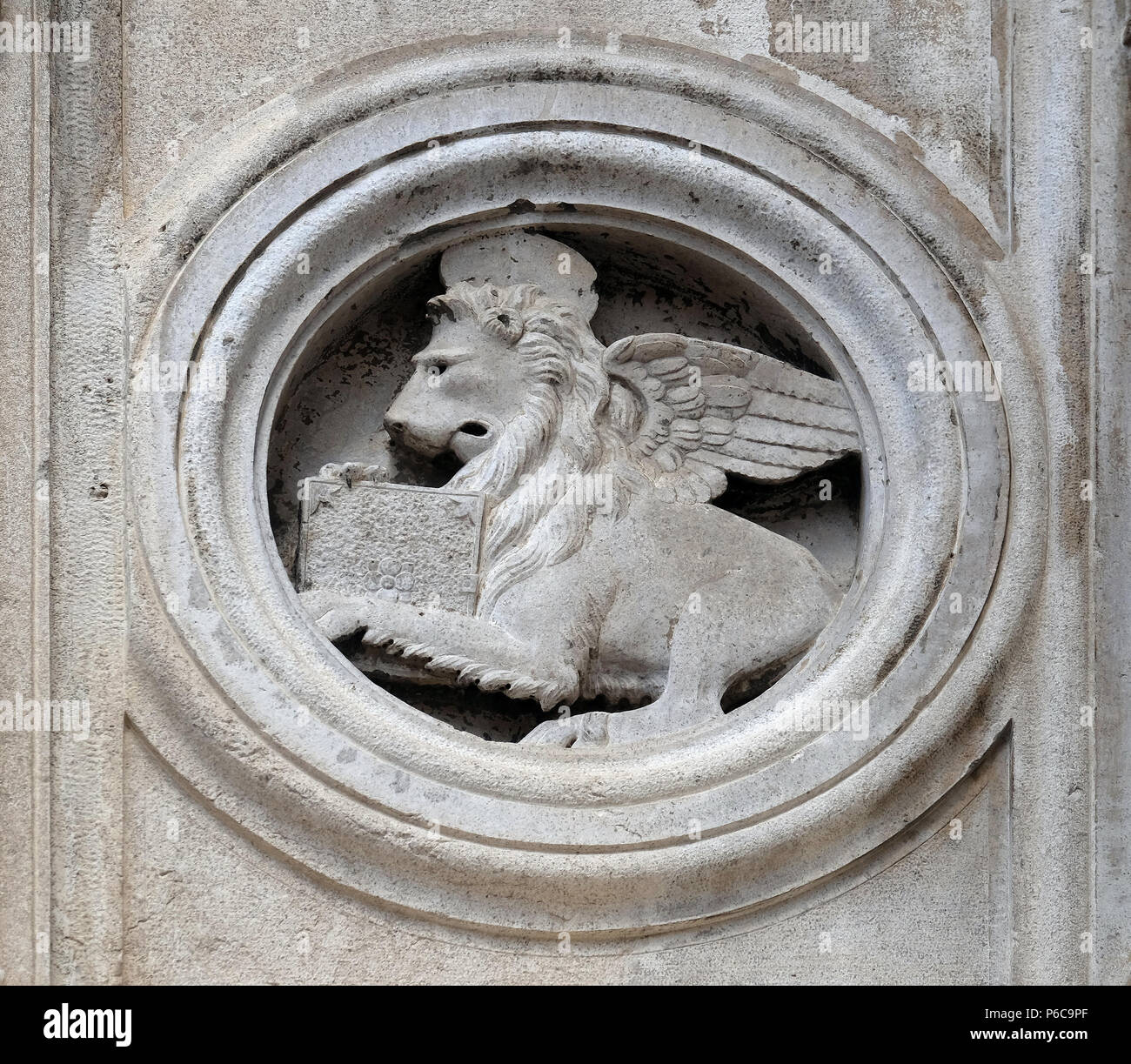 Simbolo di San Marco Evangelista il pulpito di marmo da Jacopo e Paolo da  Ferrara, datata 1501, Cattedrale di Modena, Italia Foto stock - Alamy