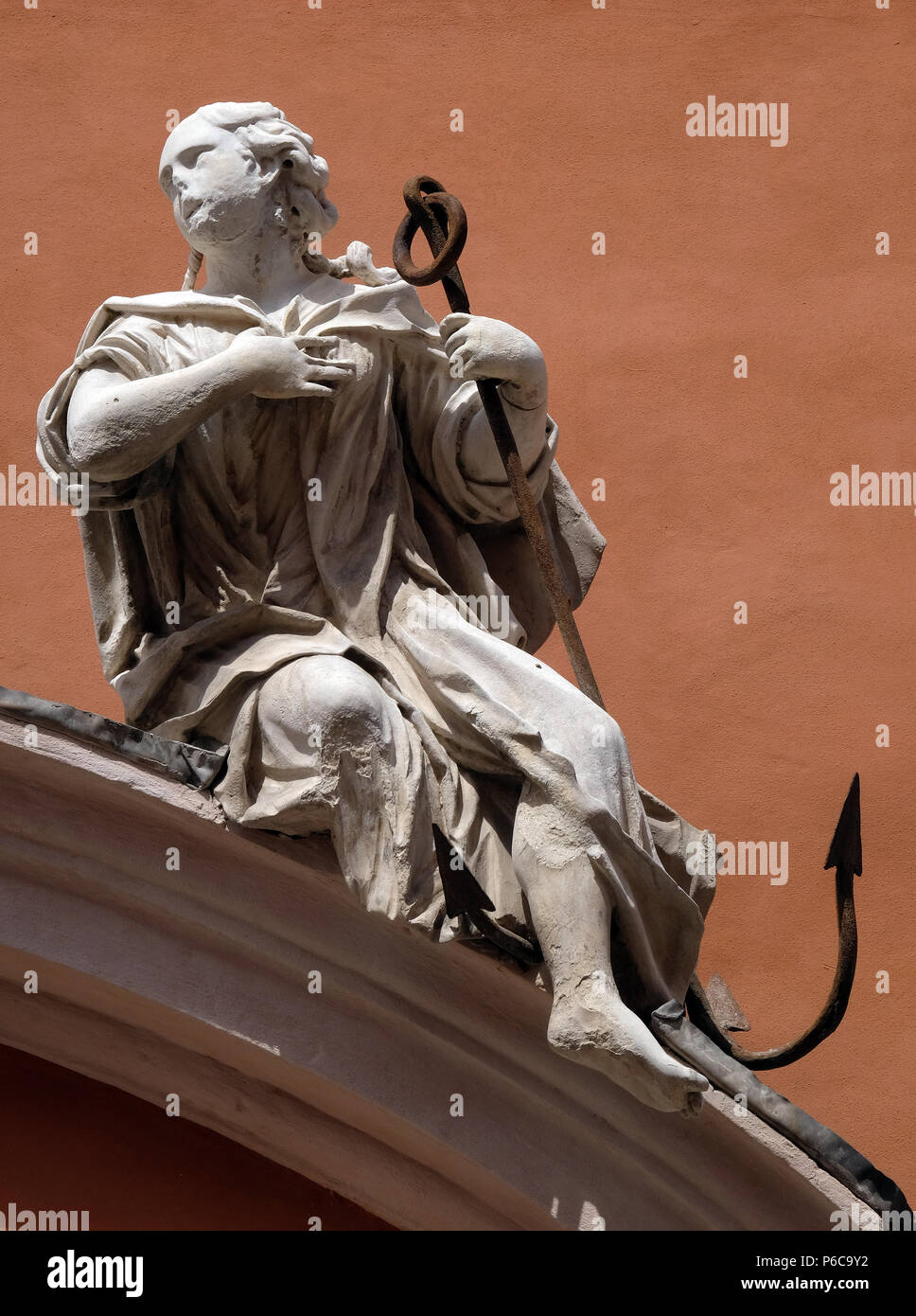 Simboli di fede, statua sul portale di San Barbabas Chiesa, Italia Foto Stock