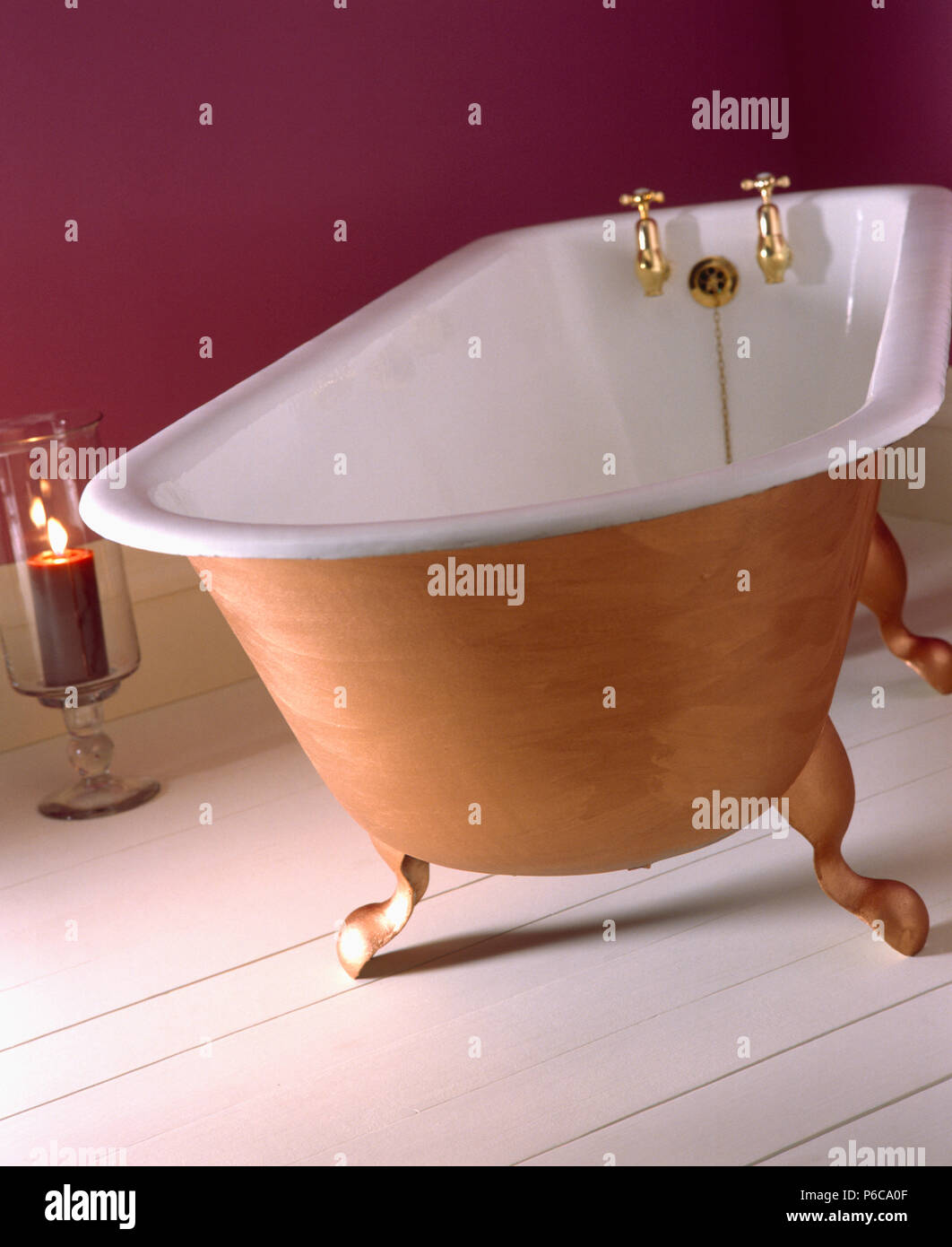 Close-up di claw-piede bagno con rubinetti in ottone Foto Stock