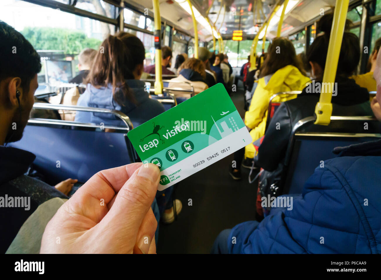 Viaggi in bus a Dublino, in Irlanda, per la gente del posto e per i visitatori - il Leapcard, basso costo pass di un giorno per gli spostamenti in città Foto Stock