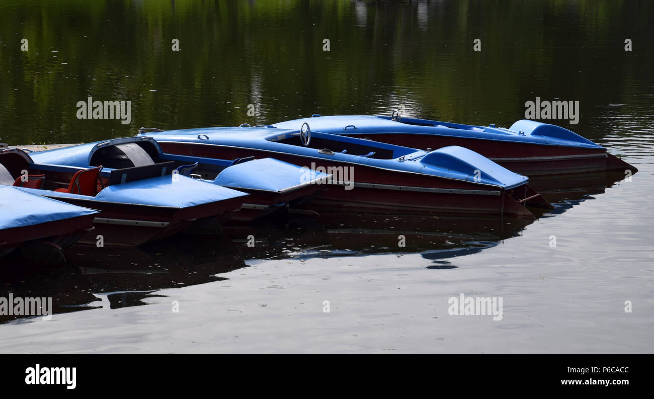 Vecchio e blu vintage pedalò sul lago in Baviera, nostalgico barche a pedali  per biciclette e di balneazione Foto stock - Alamy
