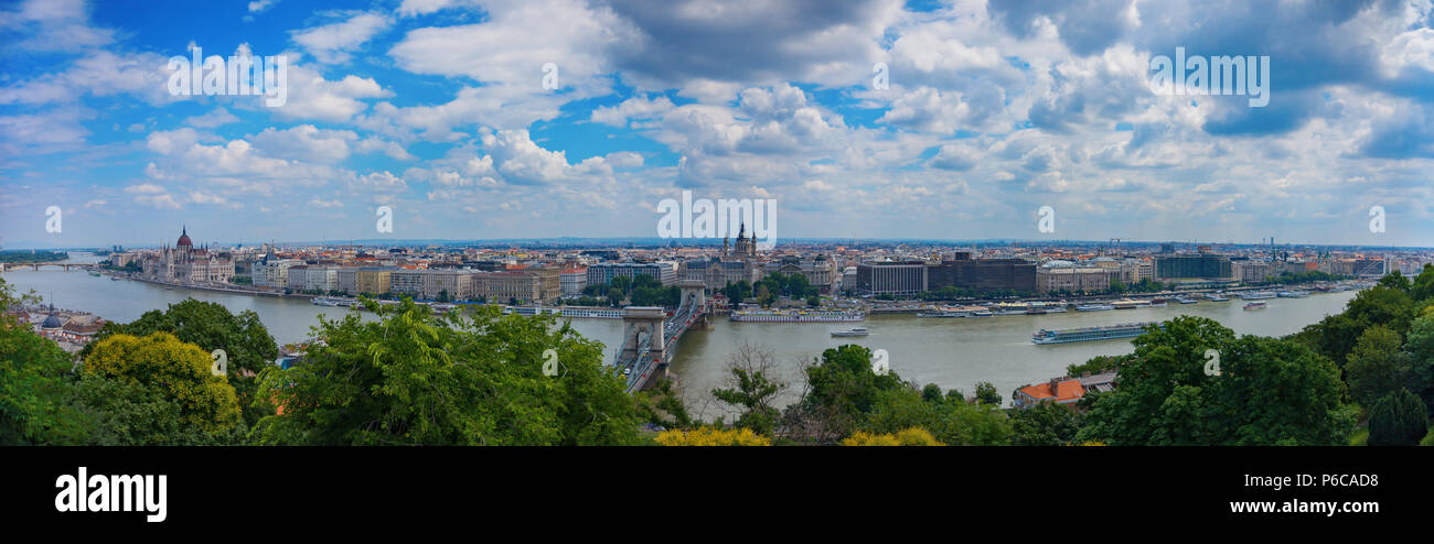Panorama della città di Budapest contro lo sfondo di nuvole in Ungheria. Foto Stock