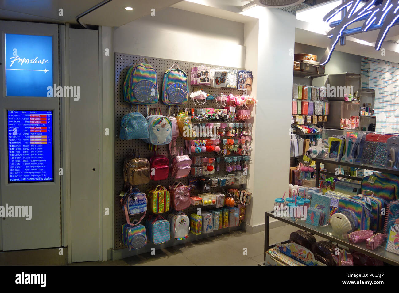 Paperchase Duty Free Shop, Manchester Airport Lounge di partenza il morsetto 1, Lancashire, Inghilterra, Regno Unito. Foto Stock