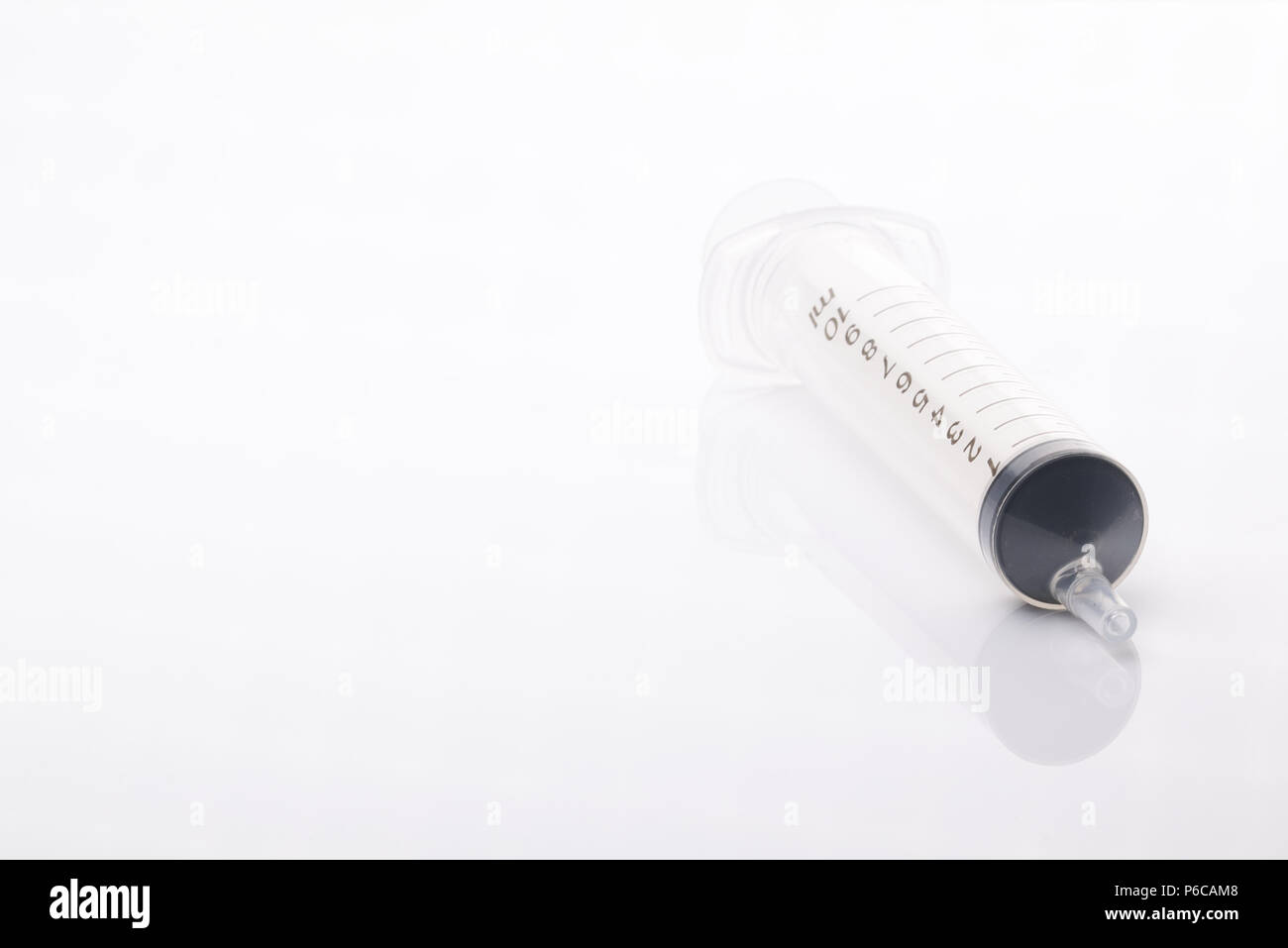 Cancellare siringa plastica isolato su uno sfondo bianco. Misurazione scientifica del concetto di modello di presentazione. Scientifico o strumento medico Foto Stock