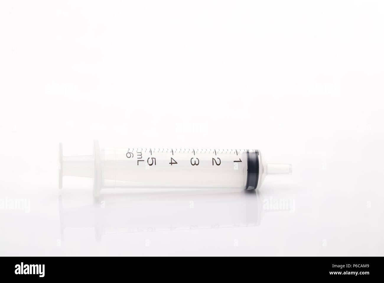 Cancellare siringa plastica isolato su uno sfondo bianco. Misurazione scientifica del concetto di modello di presentazione. Scientifico o strumento medico Foto Stock