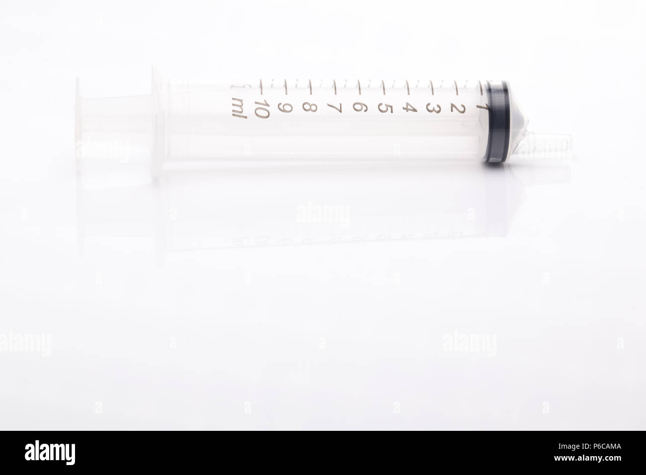 Cancellare siringa plastica isolato su uno sfondo bianco. Misurazione scientifica del concetto di modello di presentazione. Scientifico o strumento medico Foto Stock