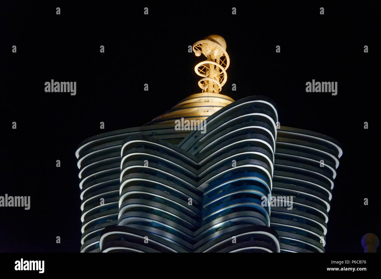 Il Mirae scienziati Street Unha Torre (aka Galaxy Tower) è costruito su Mirae Unha Street, la strada della scienza, di Pyongyang, Corea del Nord, di notte Foto Stock
