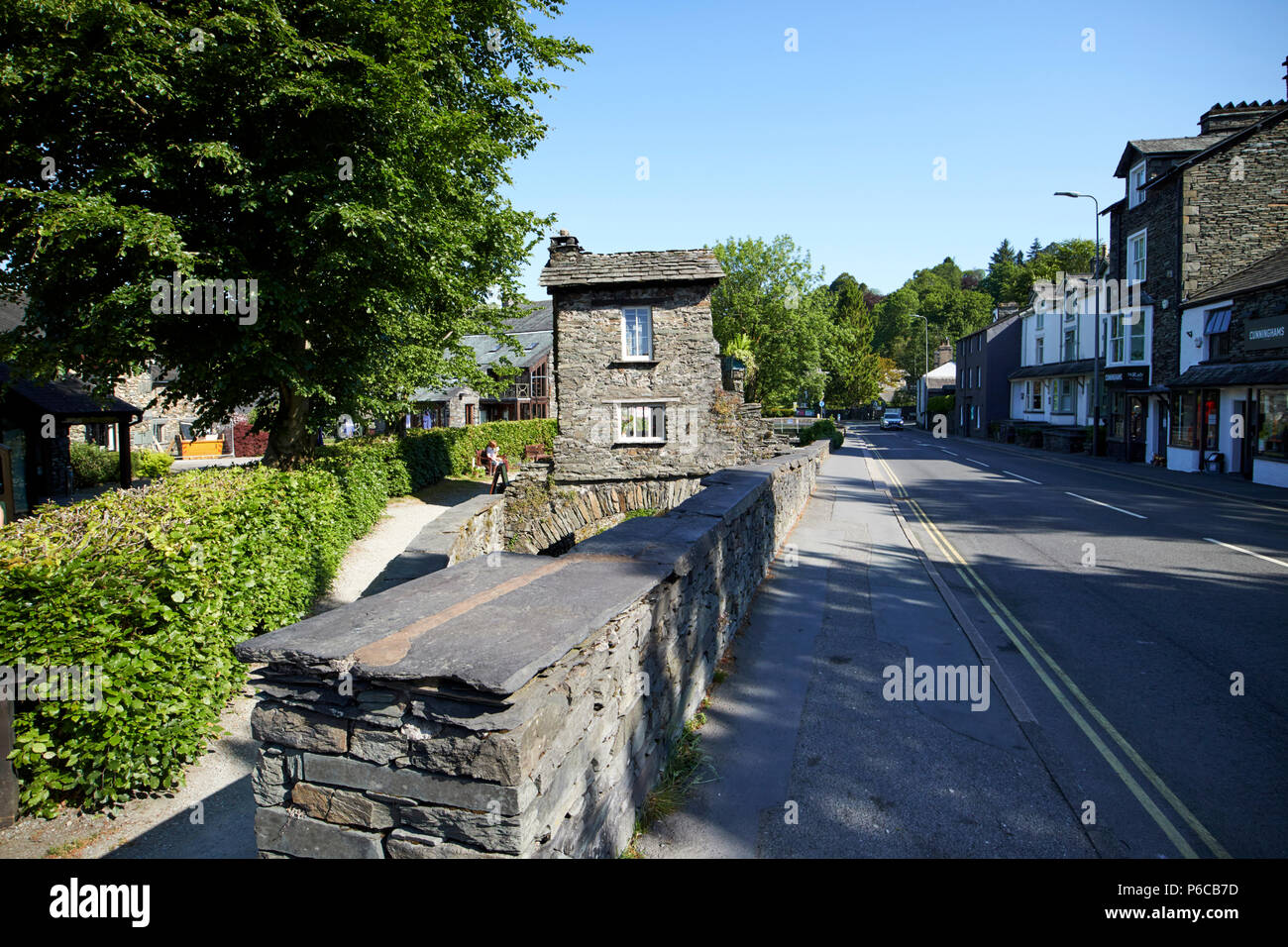 Bridge House su stock beck in Ambleside Lake District Cumbria Inghilterra England Regno Unito Foto Stock