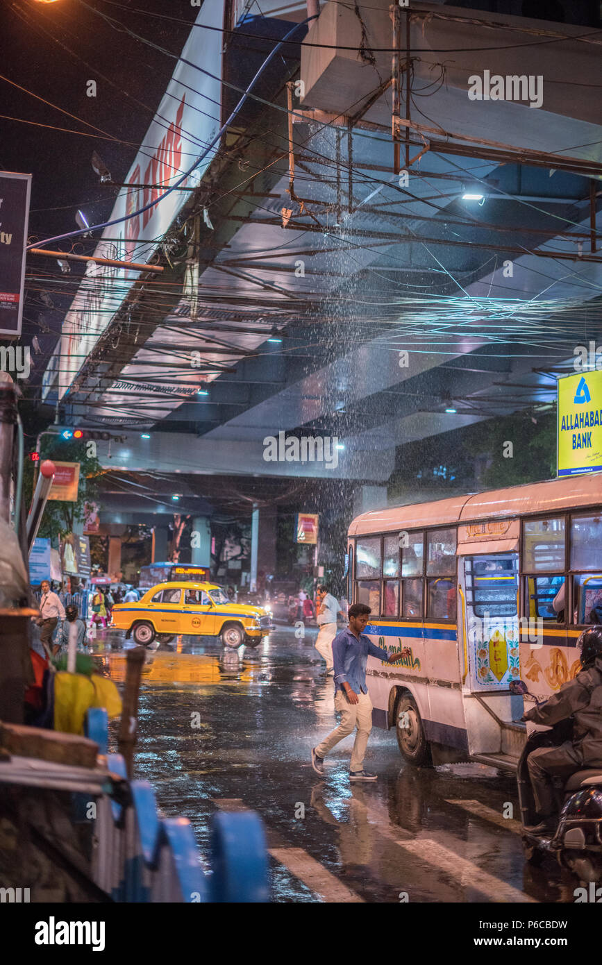 Kolkata di notte sotto la pioggia Foto Stock