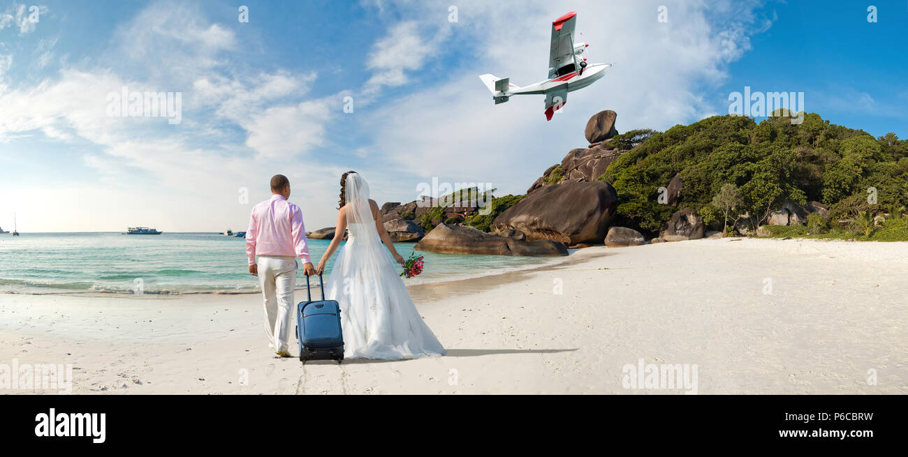 Happy sposi in luna di miele, su sun spiaggia sabbiosa in Thailandia Foto Stock