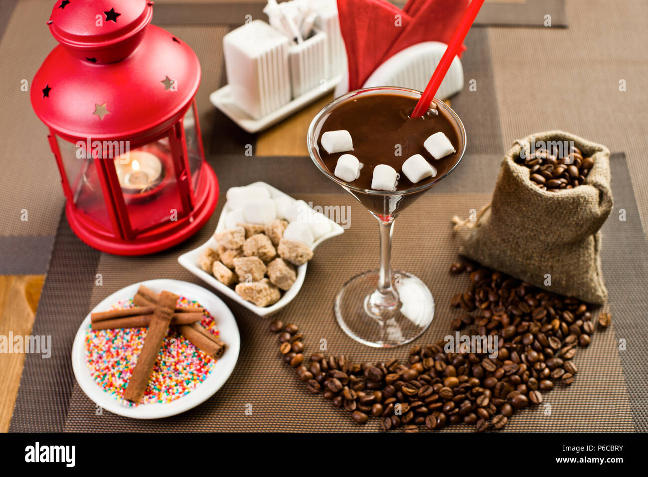 Vetro con cioccolata calda, su tavola in coffee house, close up Foto Stock
