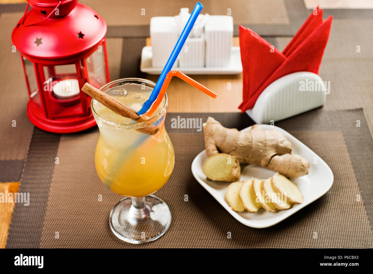 Lo zenzero freshener soft drinks - punzone con cannella, sul tavolo nel ristorante Foto Stock