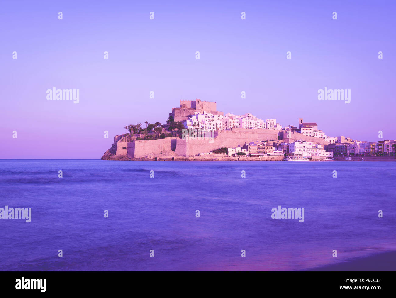 Castello di Peniscola, situato sulla Costa del Azahar in Castellon Provincia di Spagna, ultravioletto stile di colore Foto Stock