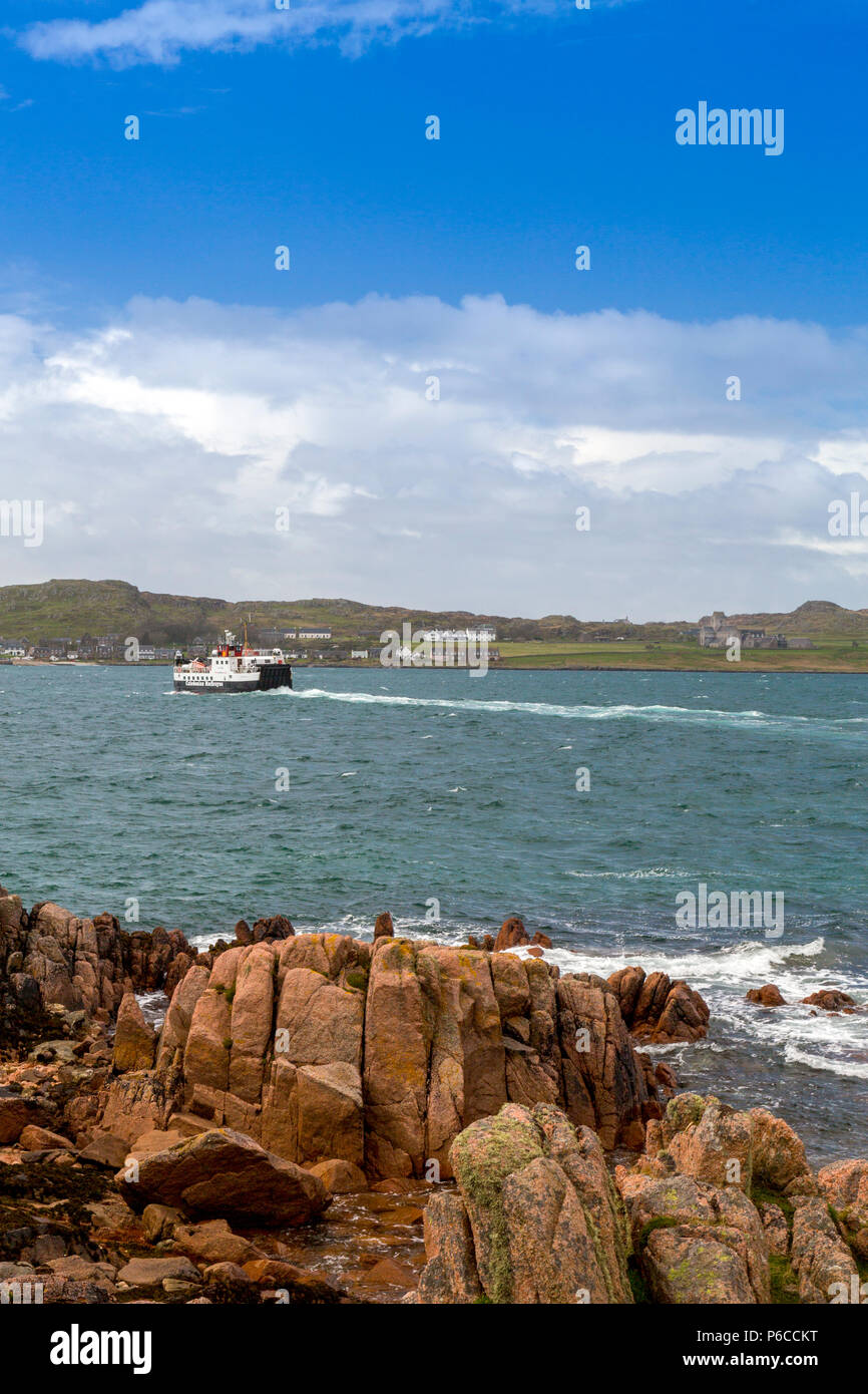 L'Isola di Iona traghetto "Loch Buie' passando le rosse rocce di granito di Fionnphort sull'Isle of Mull, Argyll and Bute, Scotland, Regno Unito Foto Stock