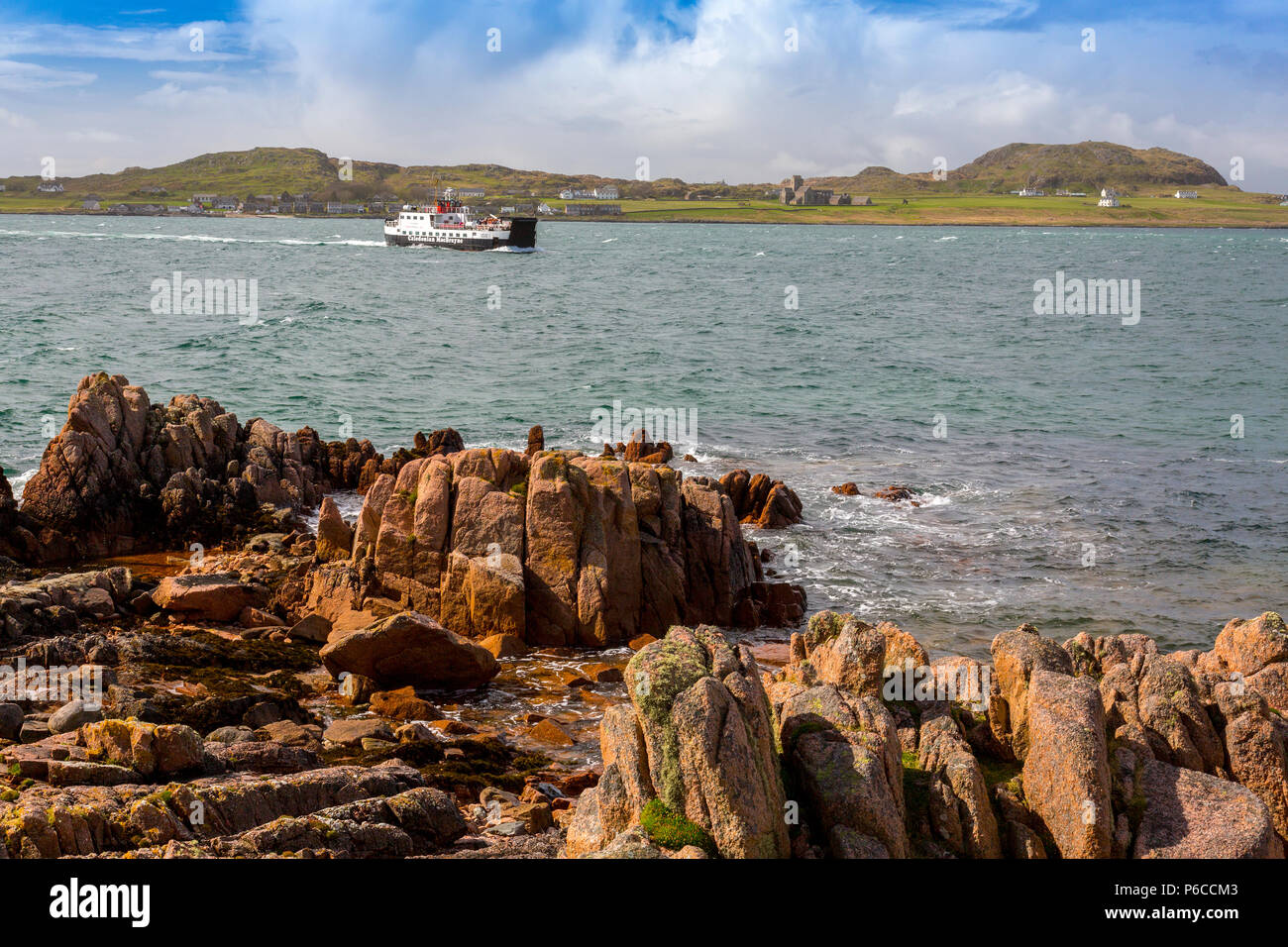 L'Isola di Iona traghetto "Loch Buie' avvicinando le rosse rocce di granito di Fionnphort sull'Isle of Mull, Argyll and Bute, Scotland, Regno Unito Foto Stock