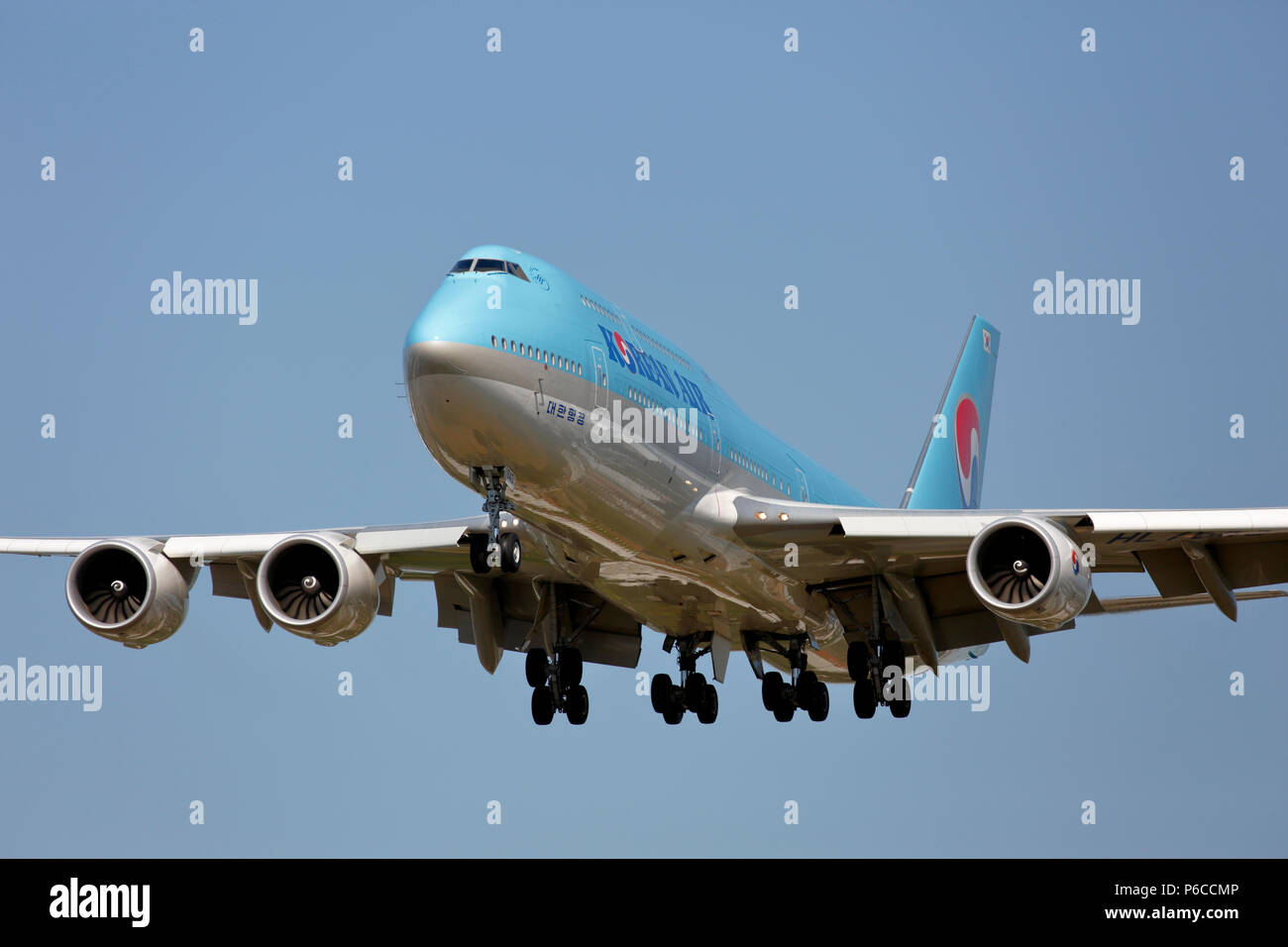 HL7643 Korean Air Lines Boeing 747-8 arrivando all'aeroporto di Londra Heathrow sulla pista 27L Foto Stock