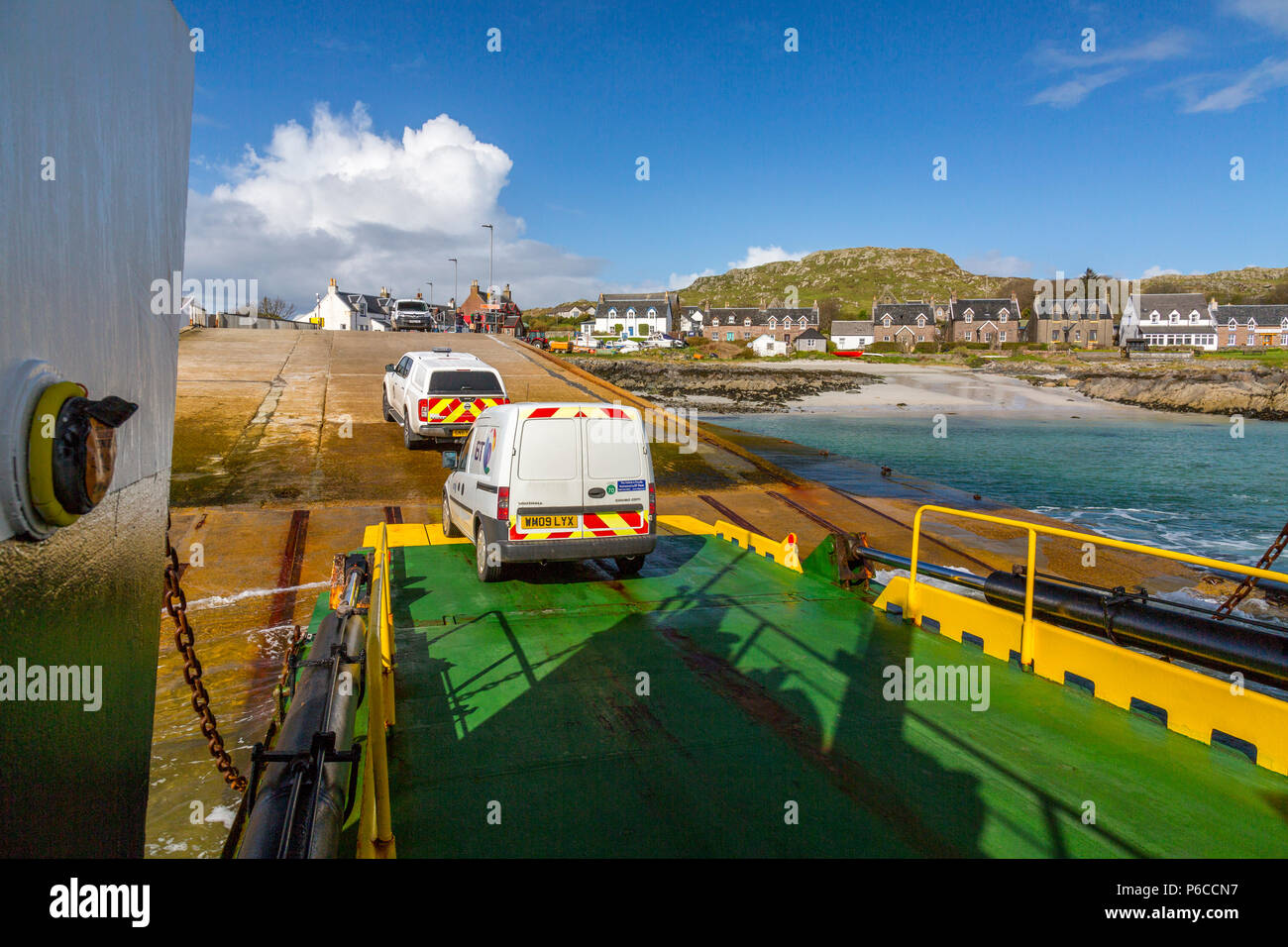 Veicoli lasciando il Iona traghetto "Loch Buie' a Baile Mor pier, Isola di Iona, Argyll and Bute, Scotland, Regno Unito Foto Stock