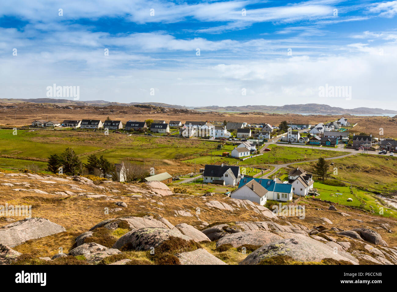 Fionnphort sul Ross di Mull è dove finisce la strada e il traghetto di Iona inizia a. Visto dal rosso rocce di granito di sopra, Argyll and Bute, Scotland, Regno Unito Foto Stock