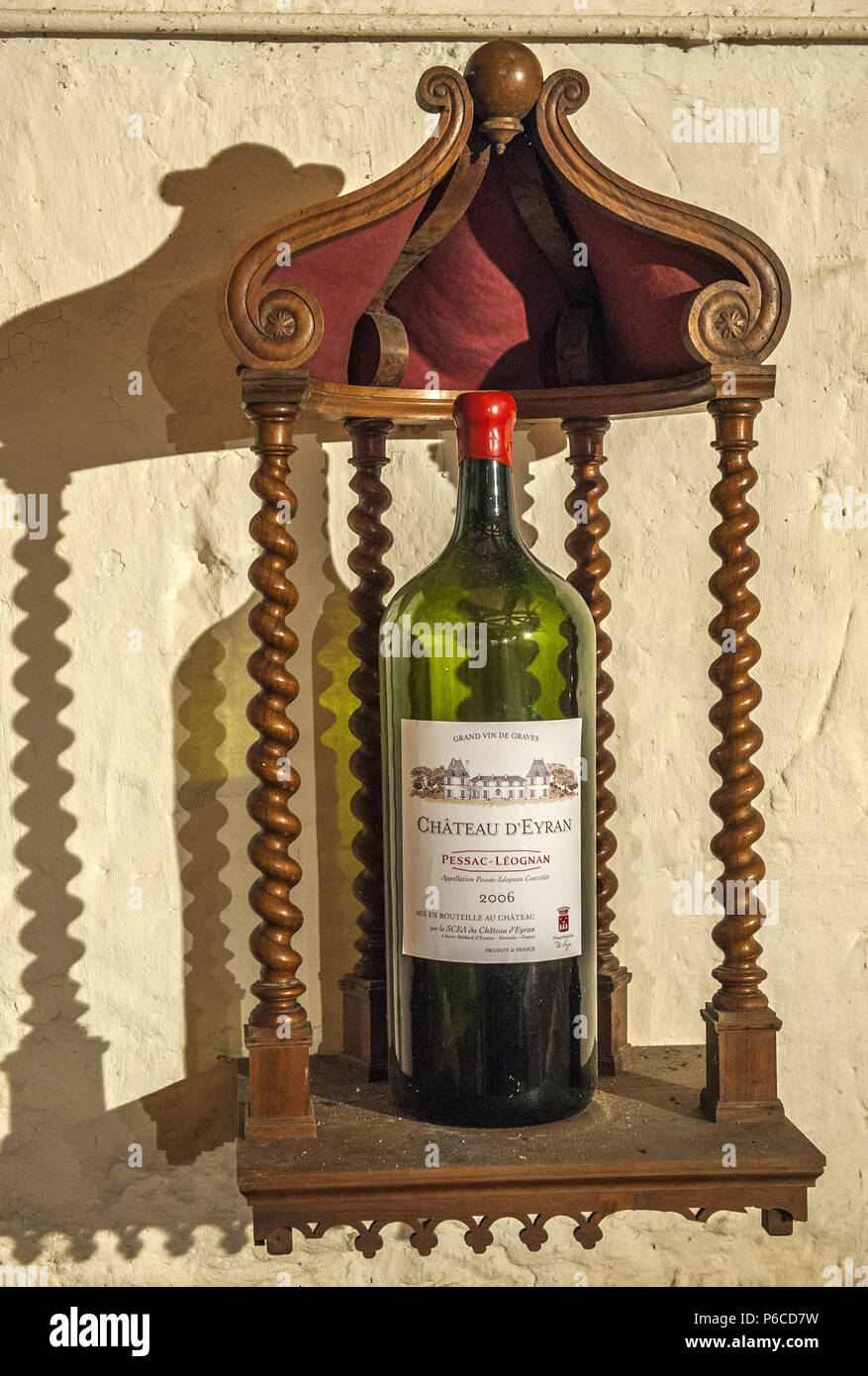 Il sud-ovest della Francia, Pessac-Leognan DOP vigneto, bottiglia di Eyran castello, prima la crescita Foto Stock