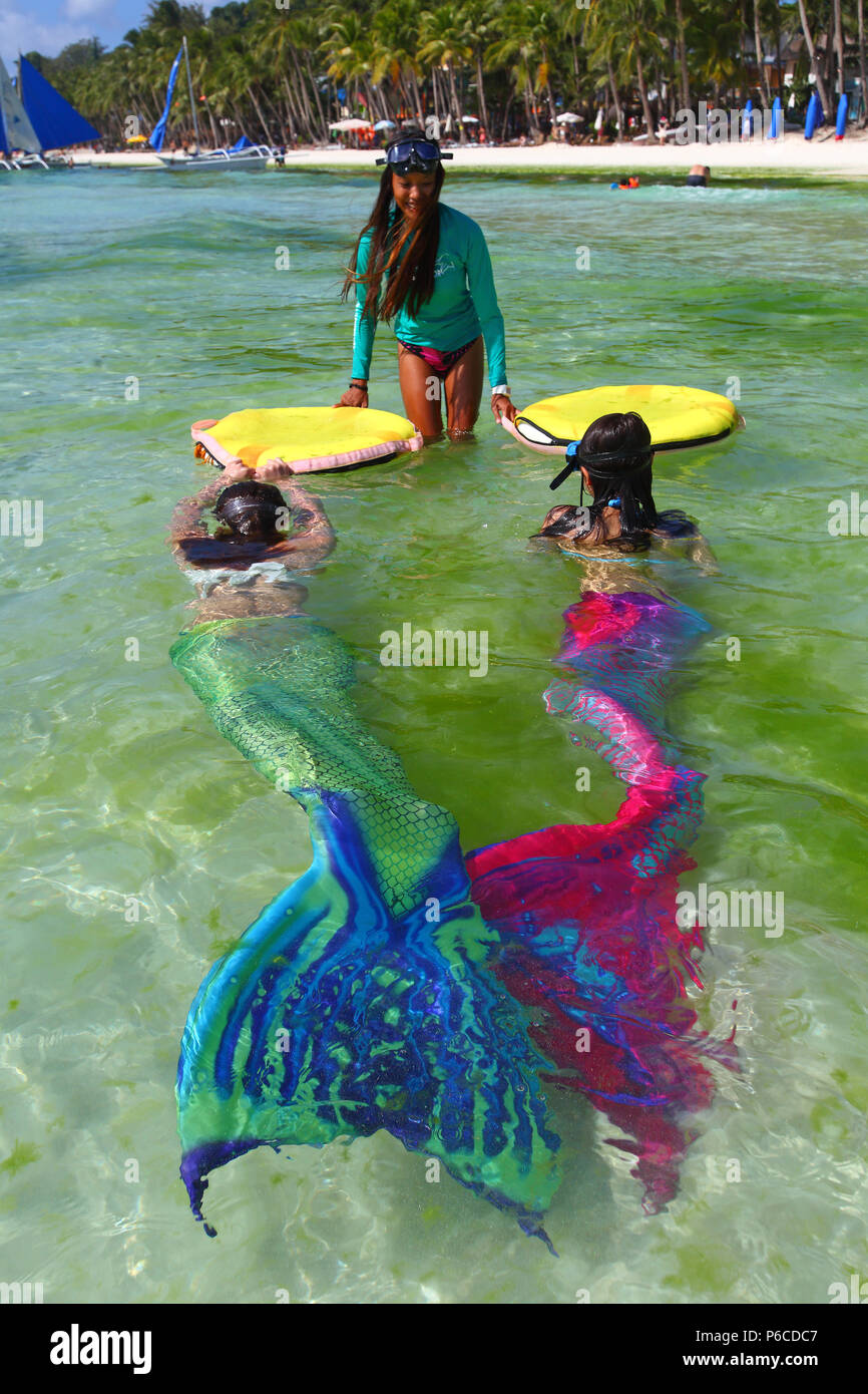 Filippine, Boracay Island. Spiaggia Bianca. Mermaid lezioni. Foto Stock