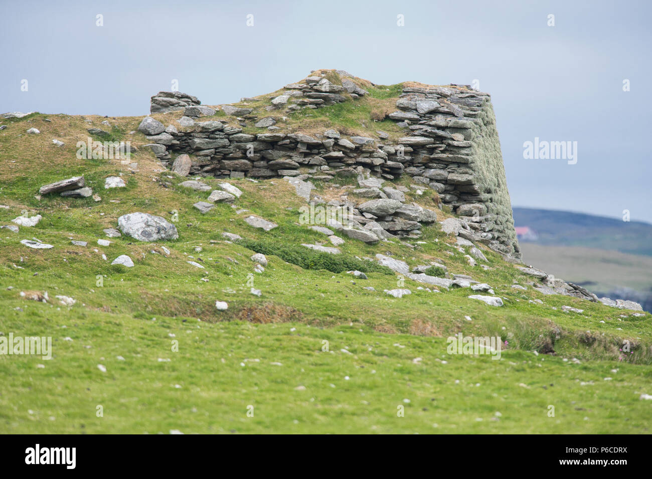 Rimane del Broch di Burra Ness, Yell, Isole Shetland. Una stalattite Età del ferro e la fortificazione, noto anche come un roundhouse. Foto Stock