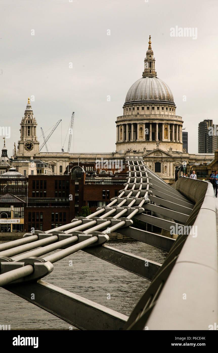 La sezione del ponte traballante Londra ( London Millennium Footbridge ) attraversando il fiume Tamigi che conduce alla Cattedrale di St Paul, Inghilterra. Foto Stock