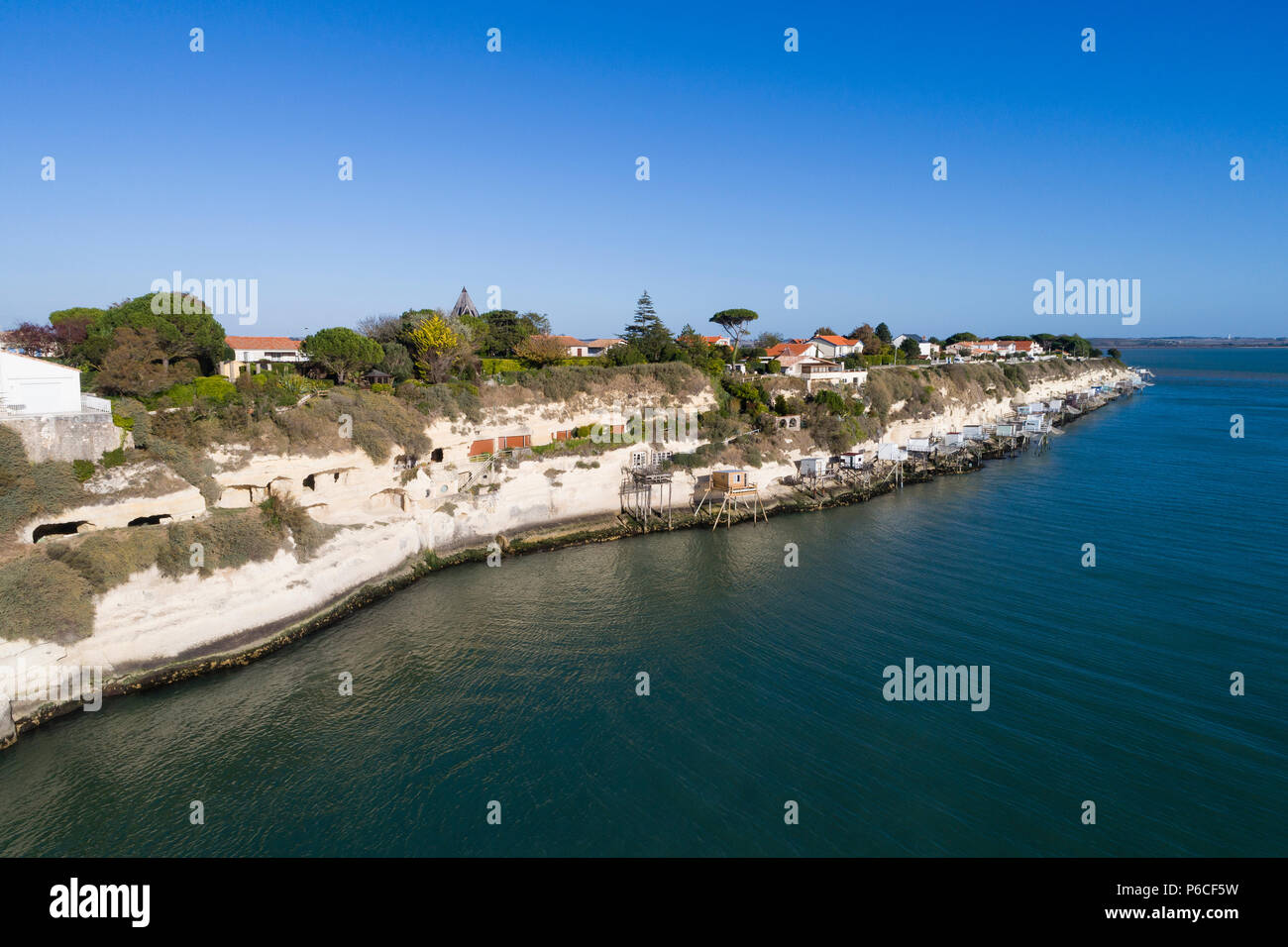Francia, Charente Maritime, Saintonge, Cote de Beaute, estuario Gironde, Meschers sur Gironde, Cliff e insediamenti rupestri (vista aerea) // Francia, Charent Foto Stock