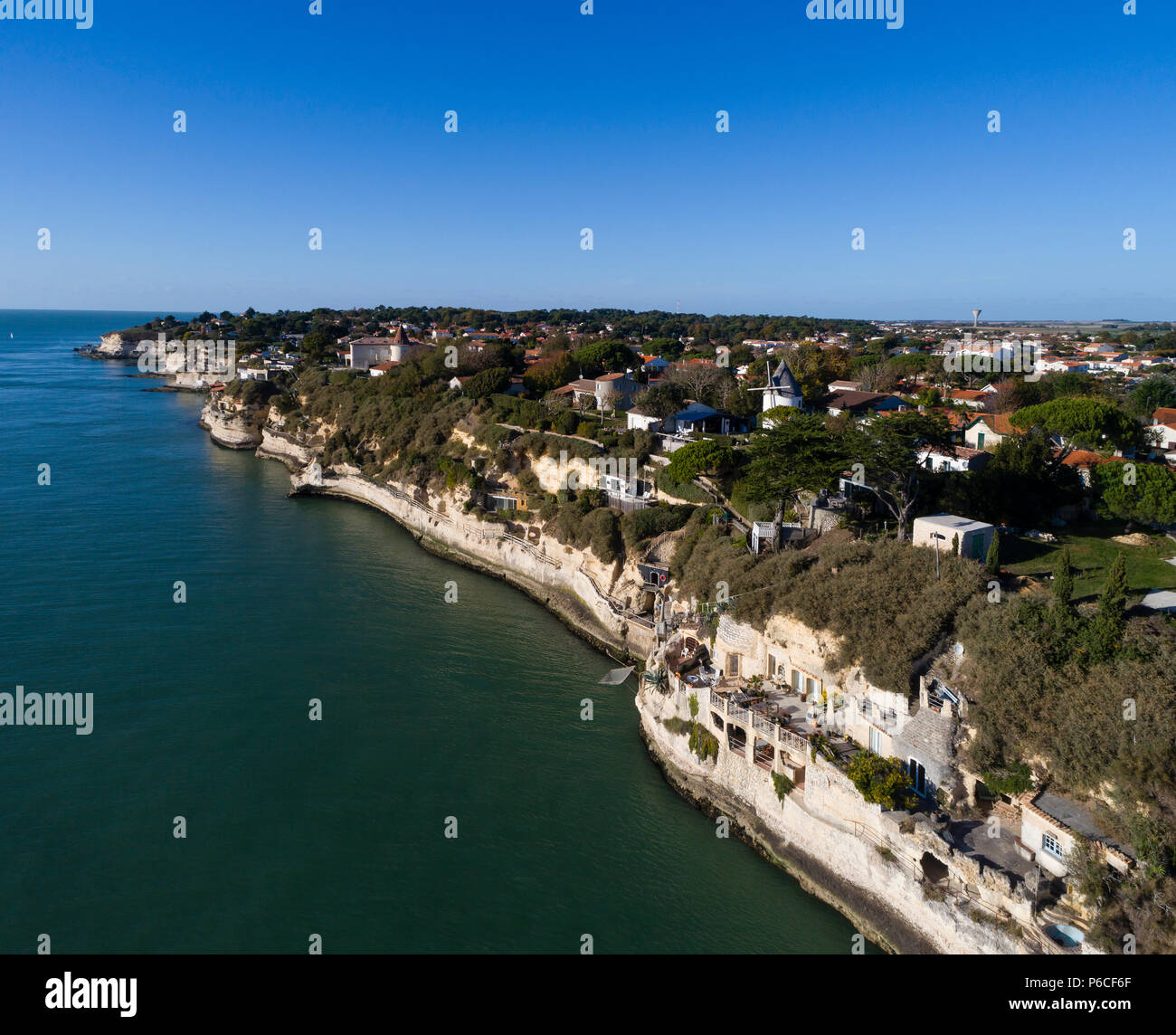 Francia, Charente Maritime, Saintonge, Cote de Beaute, estuario Gironde, Meschers sur Gironde, Cliff e insediamenti rupestri (vista aerea) // Francia, Charent Foto Stock
