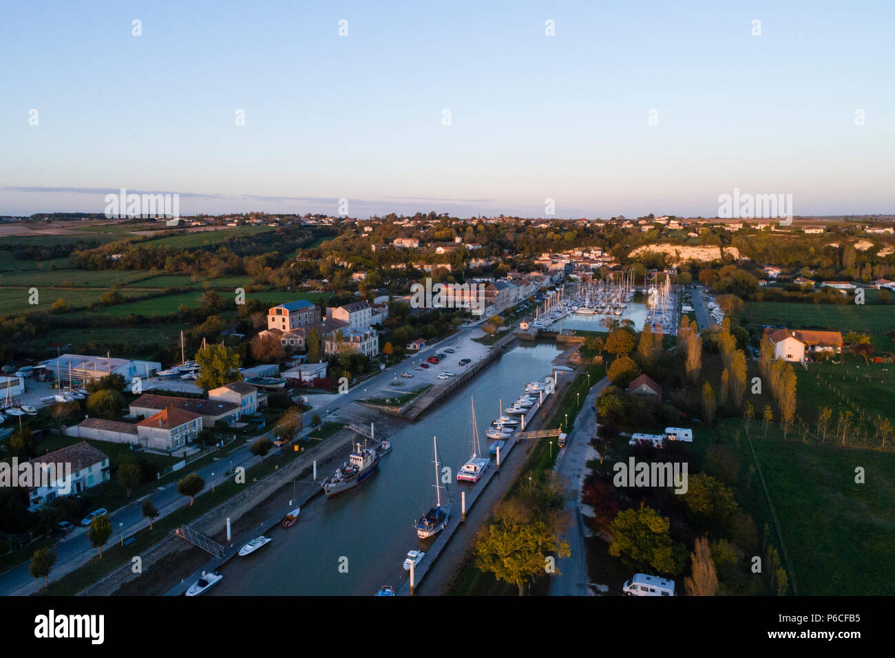 Francia, Charente Maritime, Saintonge, estuario Gironde, Mortagne (sur Gironde, inferiore e superiore di città con il canale e la porta (vista aerea) // Franc Foto Stock