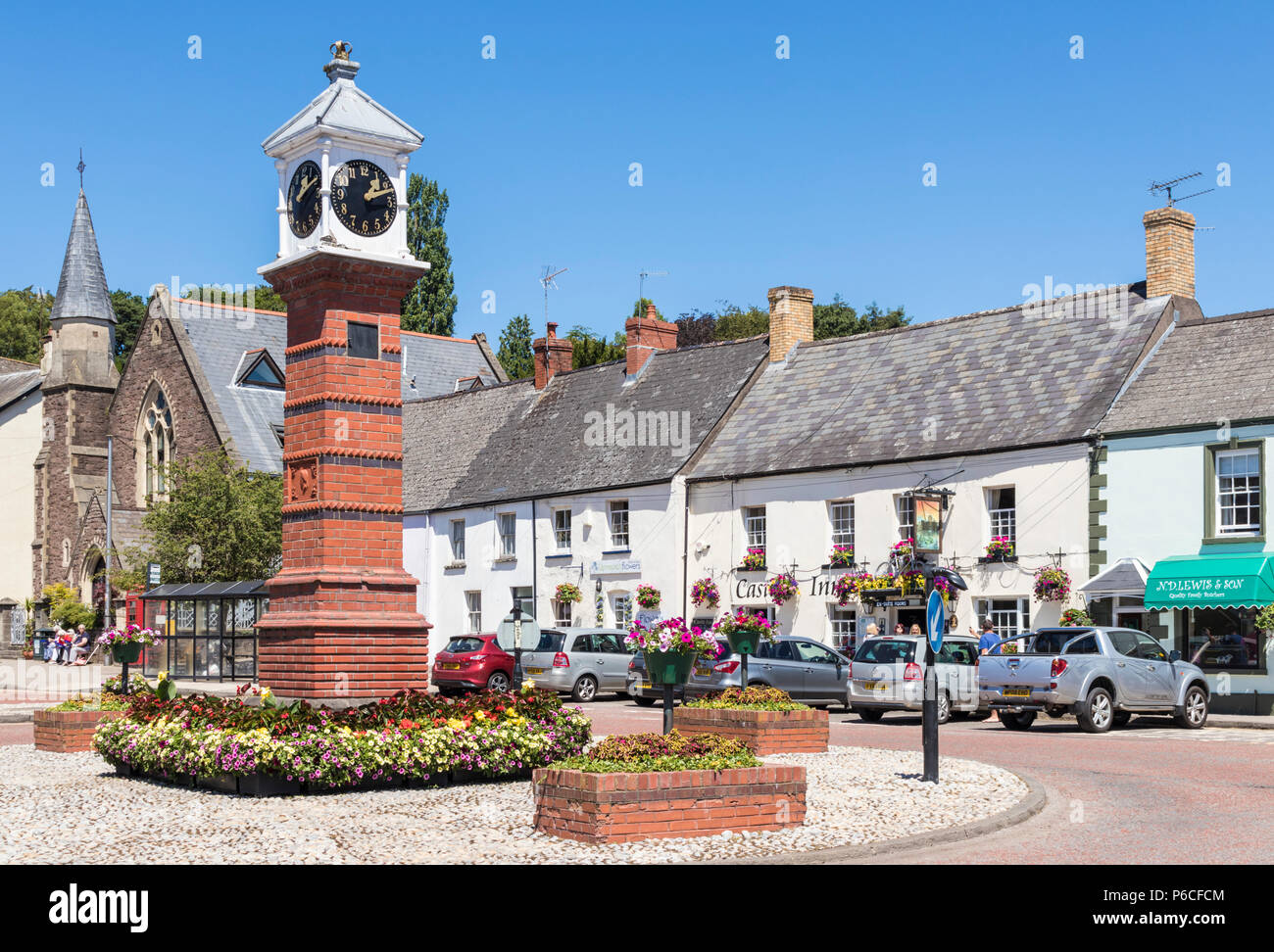 Galles del sud usk South wales Twyn Square e il Victorian clock tower Usk centro città Monmouthshire a sud del Galles Regno Unito Regno unito Gb europa Foto Stock