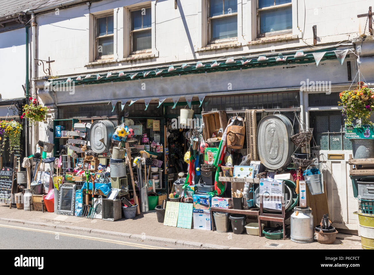 Magazzino ferramenta usk ferramenta Ferramenta shop general store negozio di ferramenta negozio che vende di tutto il Regno Unito Foto Stock