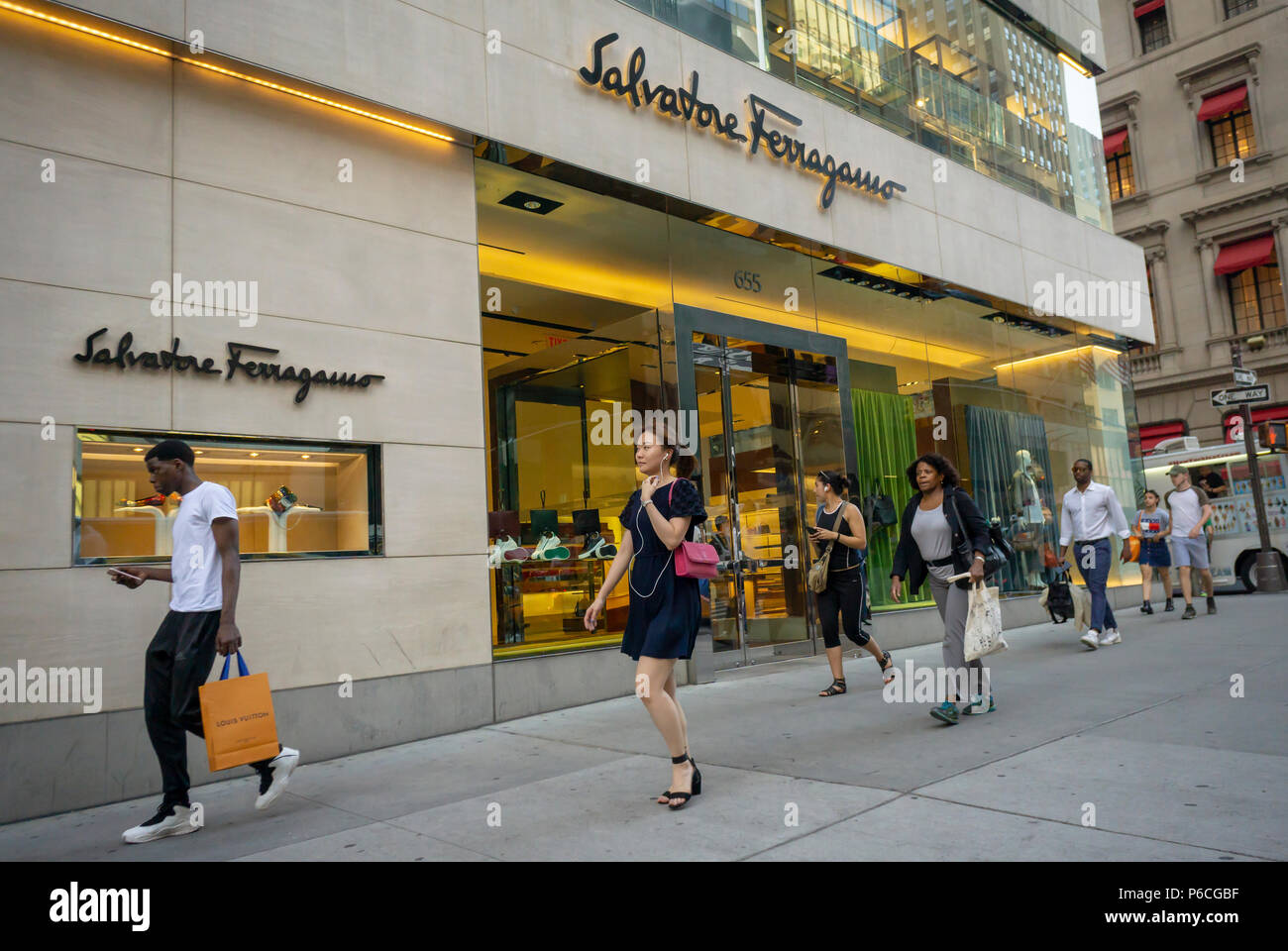 Il Salvatore Ferragamo store sulla Fifth Avenue a New York martedì, 19 giugno 2018. Ferragamo Finanziaria ha venduto un 3,5 per cento del capitale sociale della società anche se la famiglia controlla ancora il 65 per cento dello stock. (© Richard B. Levine) Foto Stock