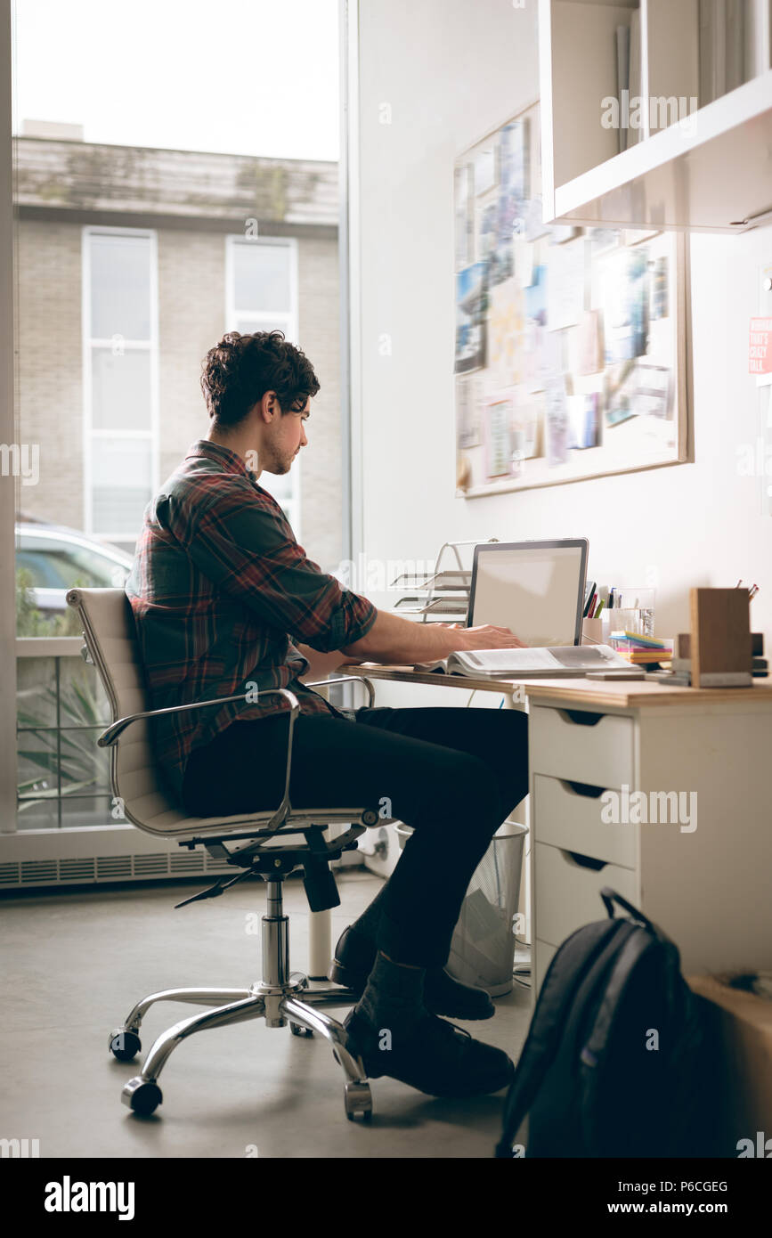 Dirigenti che lavorano su computer portatile in ufficio Foto Stock