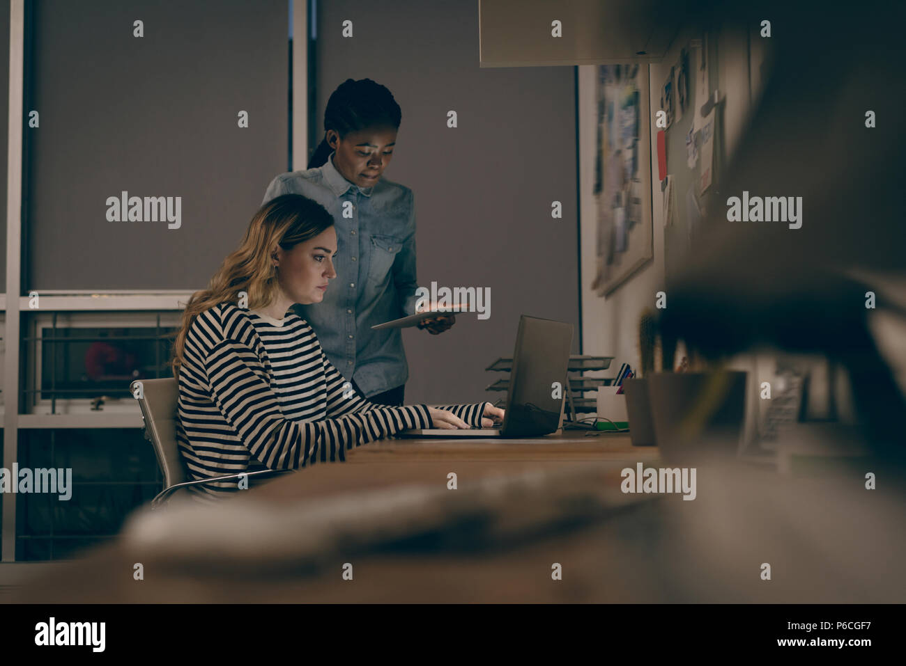 I dirigenti che lavorano in ufficio Foto Stock