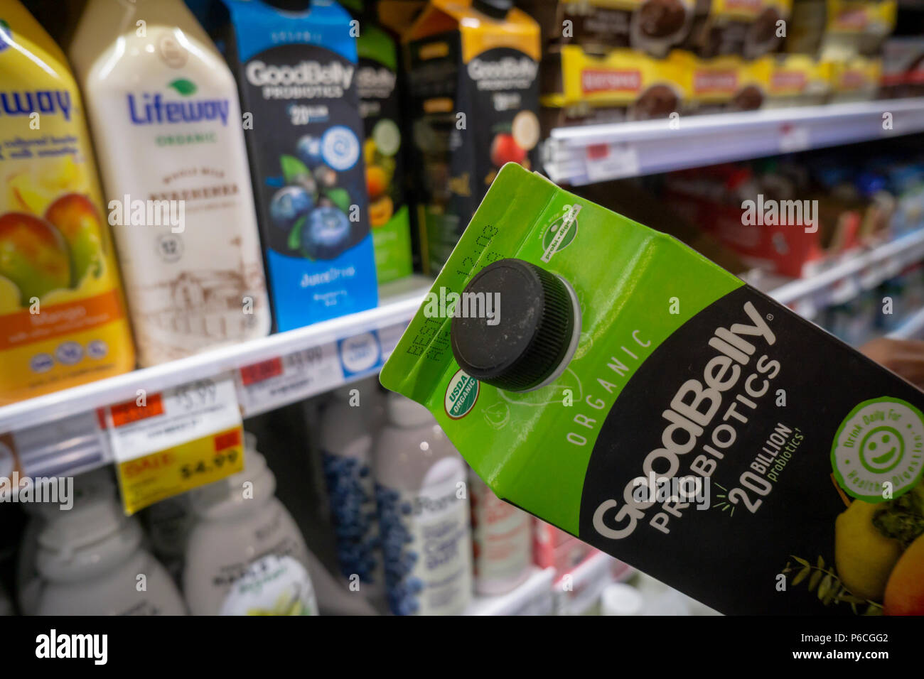 Un consumatore sceglie un contenitore di probiotici GoodBelly drink di marca in un supermercato raffreddatore in New York il Mercoledì, 20 giugno 2018. General Mills' venture fund, 301 Inc., è un investimento in NextFoods, il capostipite dei probiotici GoodBelly marca, come i produttori di alimenti con partner di Startups per portare le alternative più sane per i consumatori. (© Richard B. Levine) Foto Stock