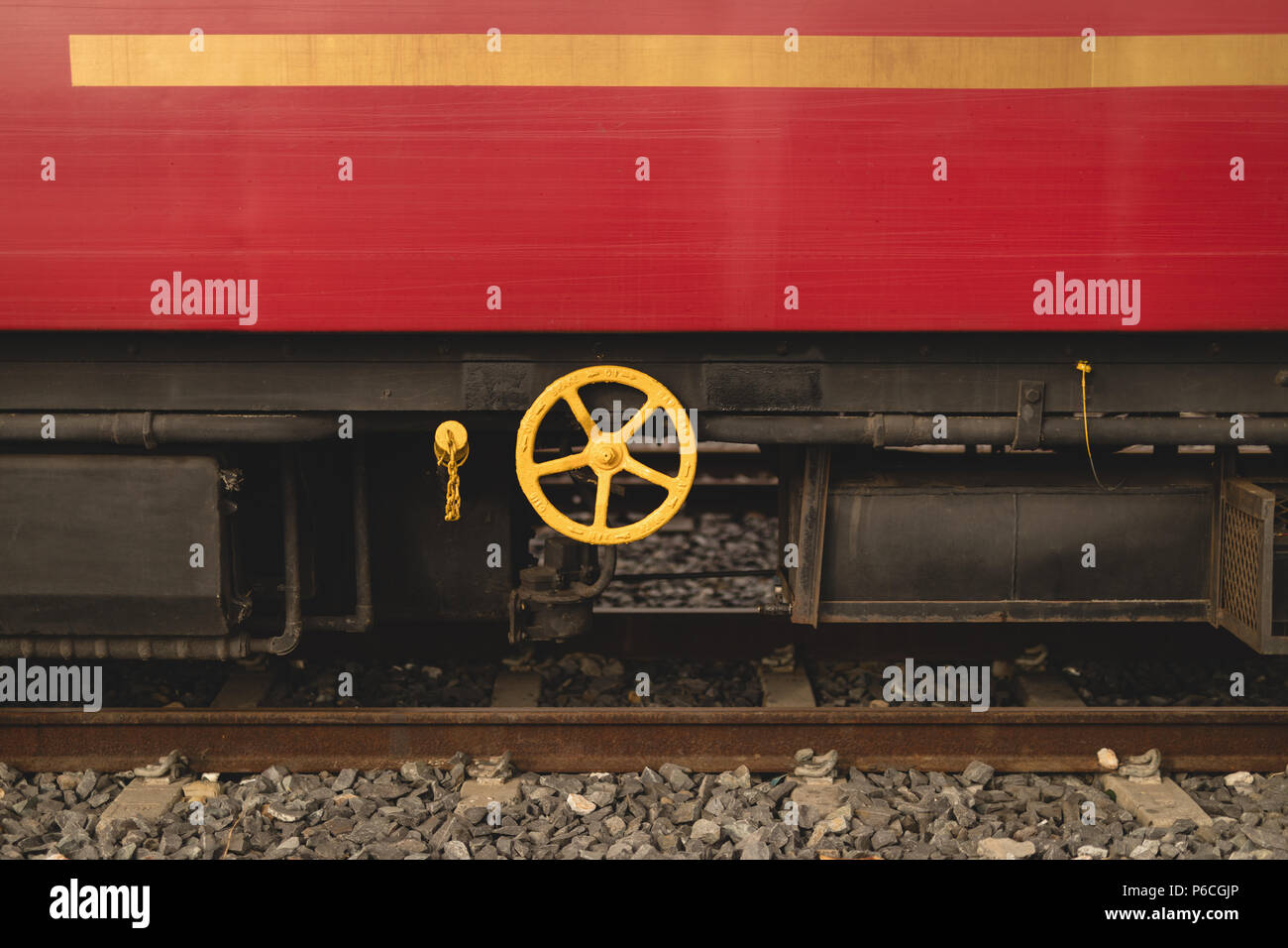 Treno sul binario ferroviario Foto Stock
