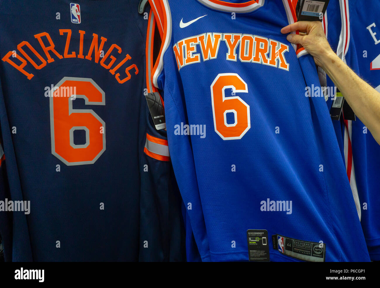 New York Knicks basket Articoli di abbigliamento in un negozio di articoli sportivi a New York il giovedì, 28 giugno 2018. Madison Square Garden Co. è segnalato per essere la preparazione di spin-off il loro sport franchising, separandola dal suo patrimonio immobiliare e concerto di business. (© Richard B. Levine) Foto Stock