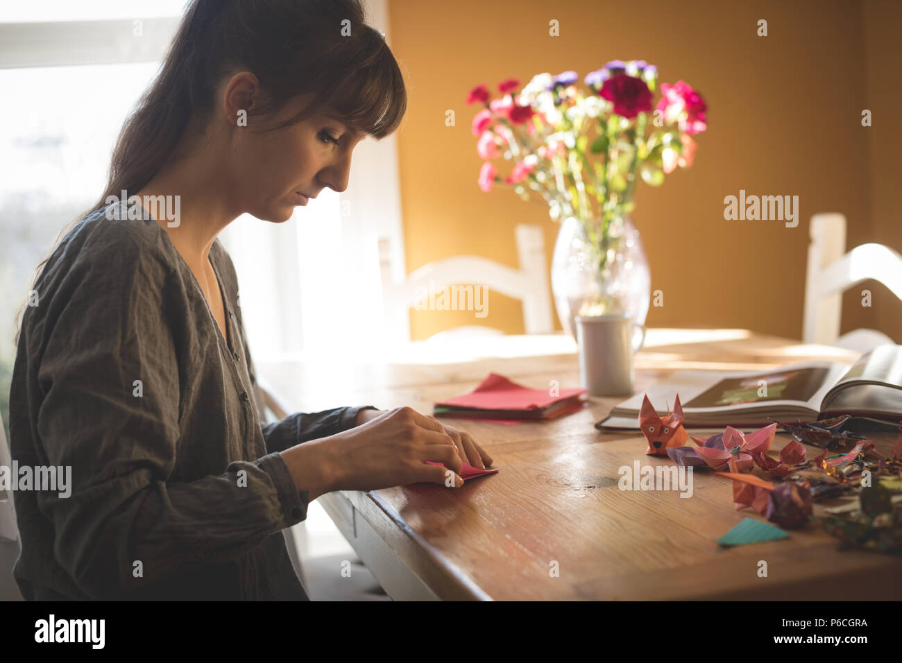 Bella donna di preparare una carta artigianale Foto Stock