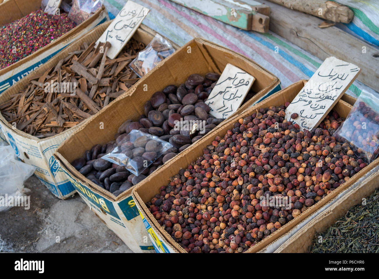 Selezione del medio oriente le spezie secche, dadi e gli ingredienti sul display in un modo base fuori la parte anteriore di un negozio locale. Foto Stock