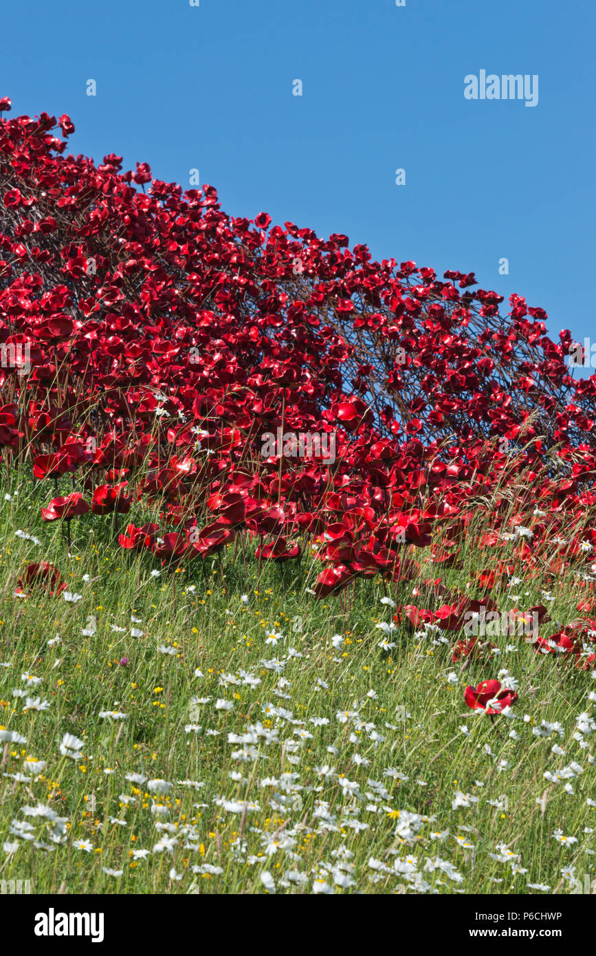 Il "Wave" papaveri in ceramica a Fort Nelson, Portsmouth, Hampshire, Regno Unito. Parte del "sangue spazzata di terre e mari di rosso' arte di installazione Foto Stock