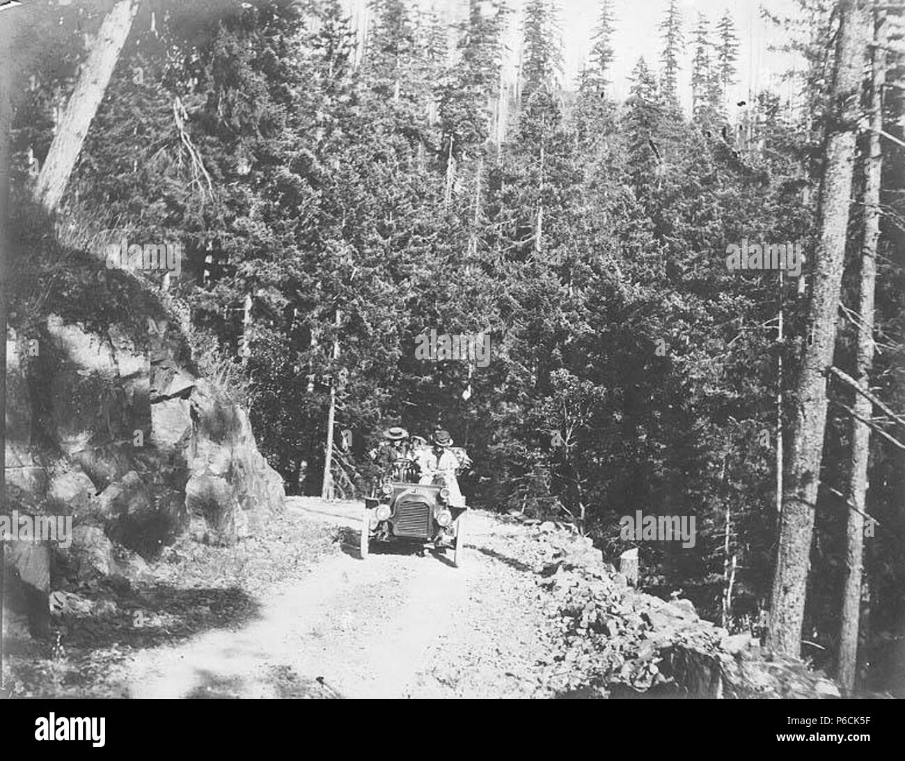 . Inglese: Donne su automobile escursione su strada sterrata nel bosco, in prossimità del Monte Rainier, Agosto 16, 1908 . Inglese: ora si trova a Mount Rainier National Park che è stato istituito nel 1899. PH Coll 35.296 soggetti (LCTGM): turisti--Washington (stato); automobili--Washington (stato); parchi nazionali e riserve--Washington (stato) soggetti (LCSH): Mount Rainier National Park (Washington) . 1908 82 donne su automobile escursione su strada sterrata nel bosco, in prossimità del Monte Rainier, Agosto 16, 1908 (SARVANT 87) Foto Stock