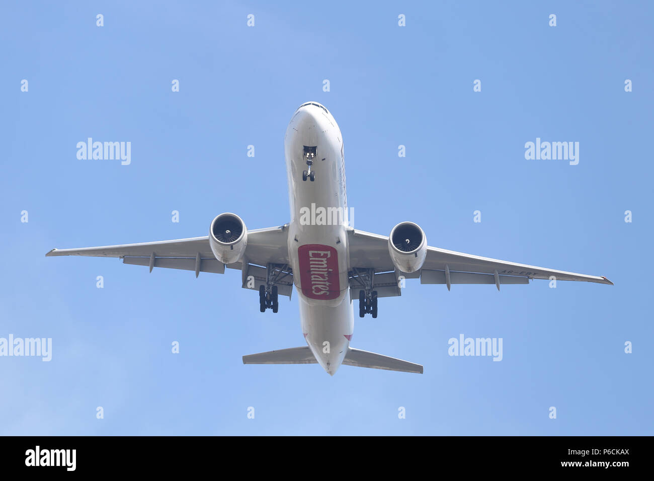 ISTANBUL, Turchia - 10 Marzo 2018: Emirates Boeing 777-36NER (CN 33864) in atterraggio a Istanbul Ataturk. Emirates ha 252 dimensioni della flotta e 141 desti Foto Stock